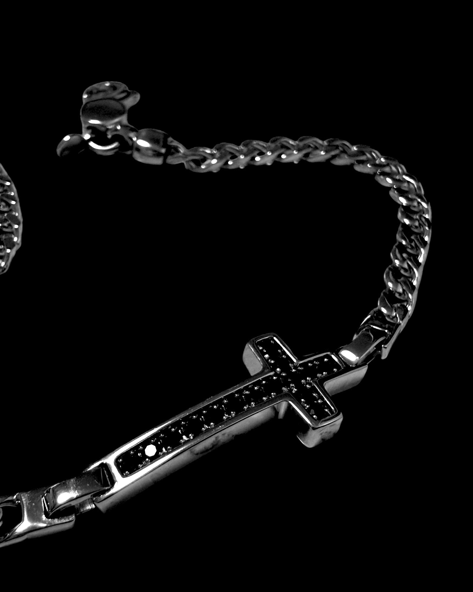 Pulseira Cruz com Pedras Pedras Pretas em Prata
