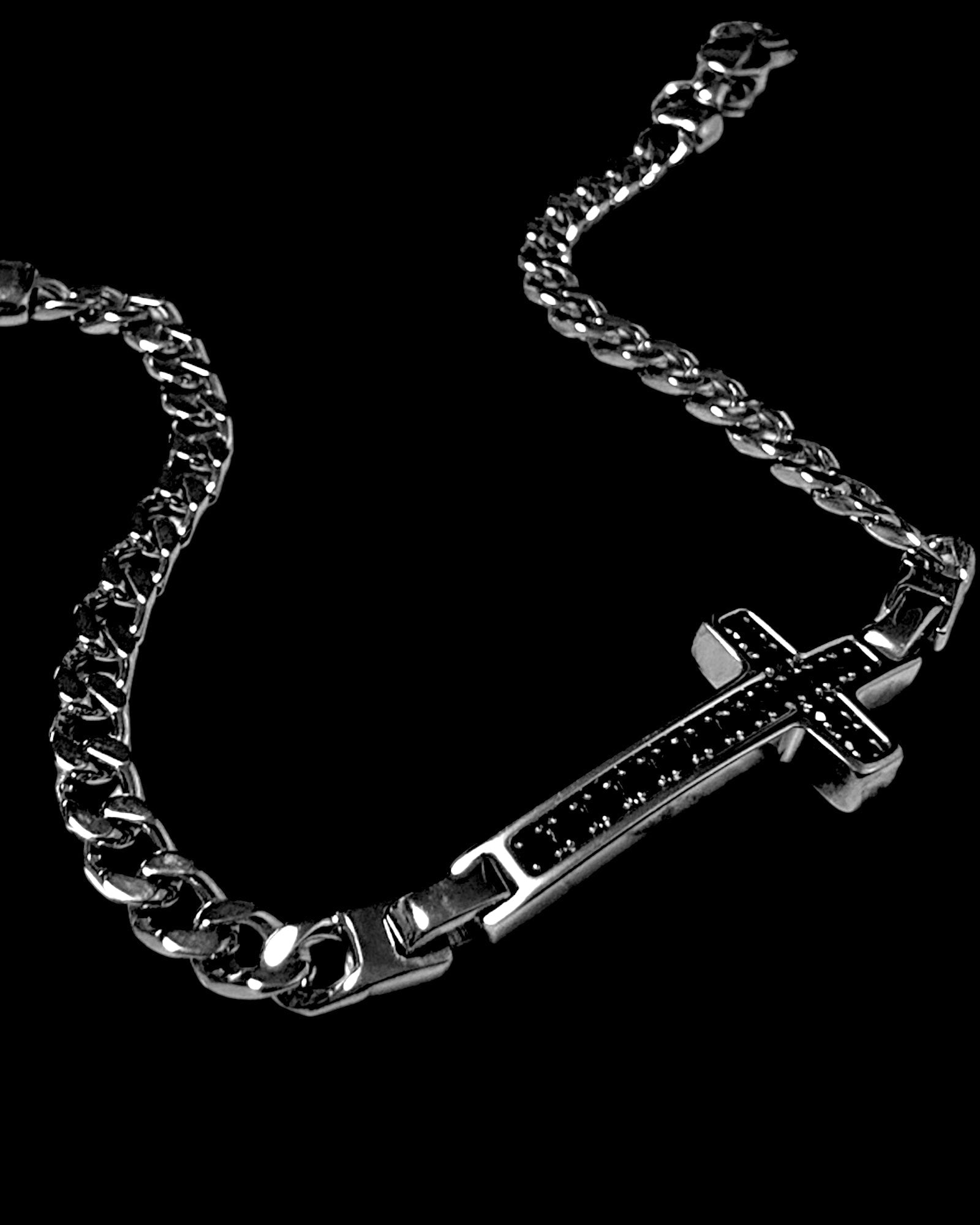 Pulseira Cruz com Pedras Pedras Pretas em Prata