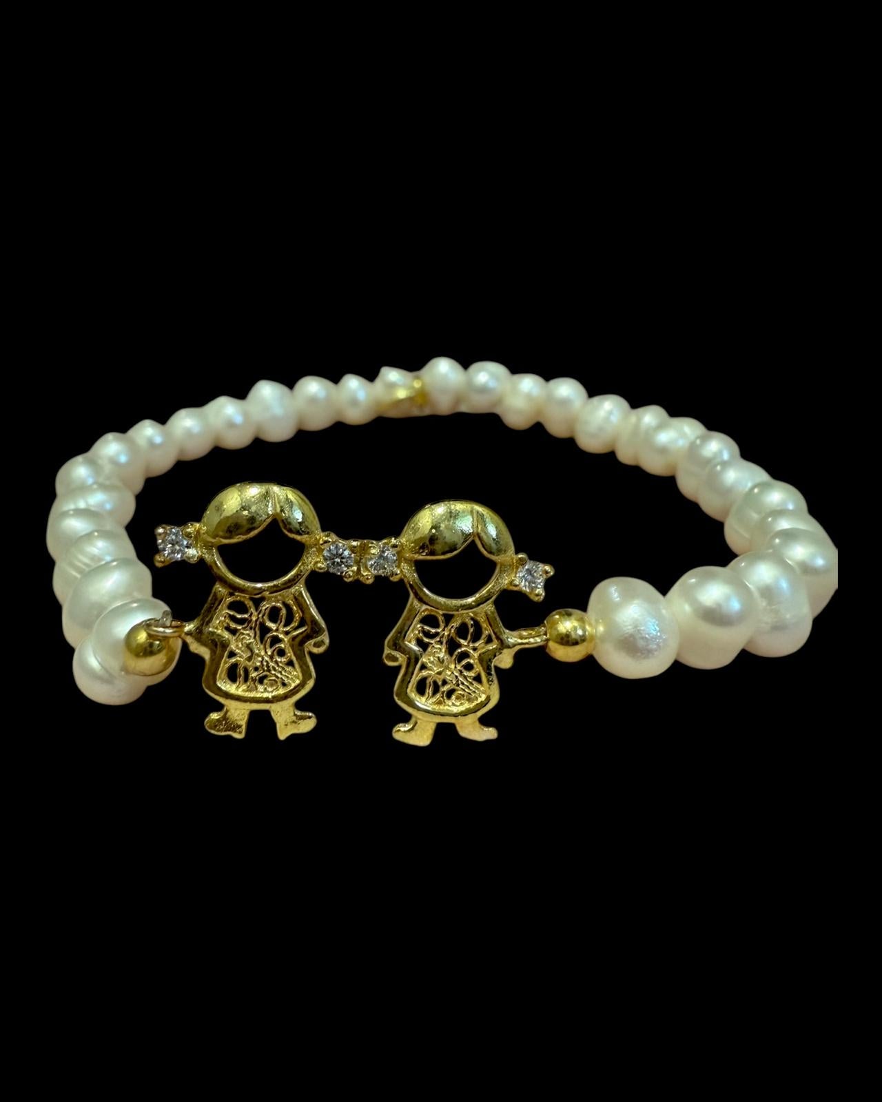 Pulseira de Pérolas com Duas Meninas de Filigrana em Prata Dourada
