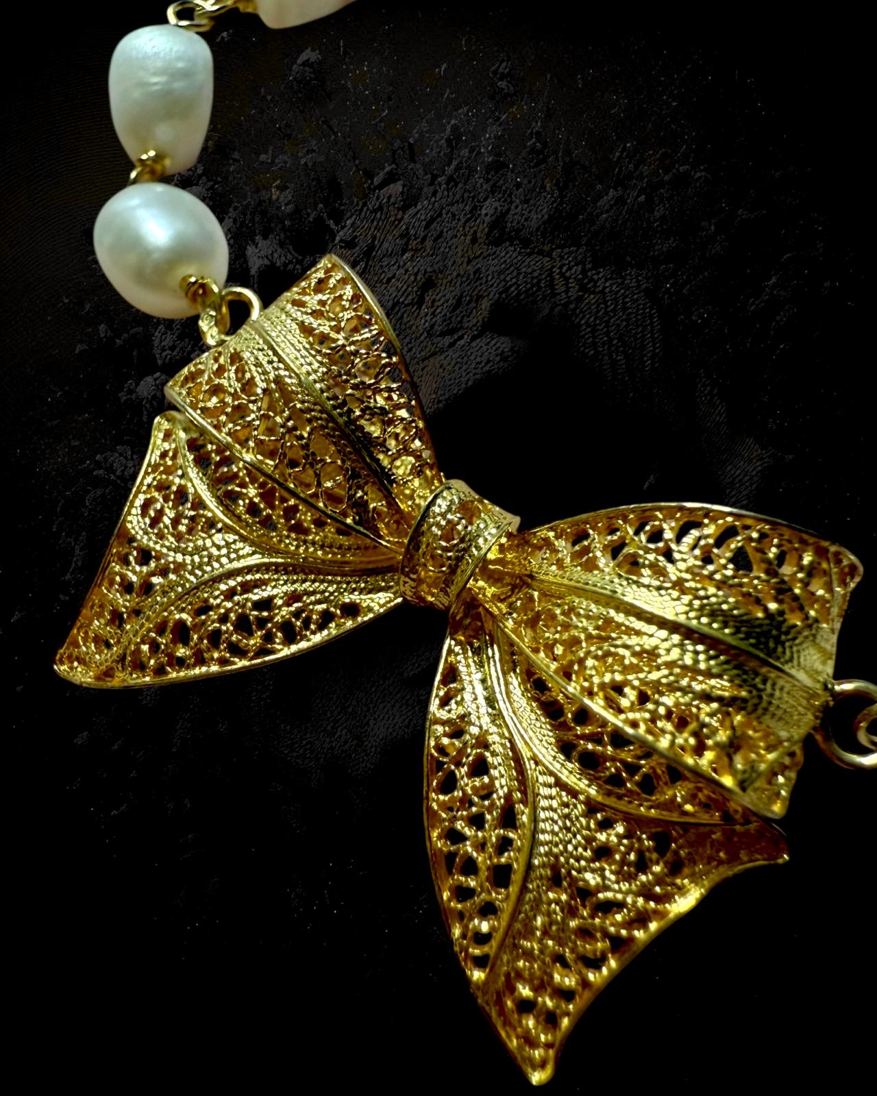 Pulseira de Pérolas com Laço em Prata Dourada
