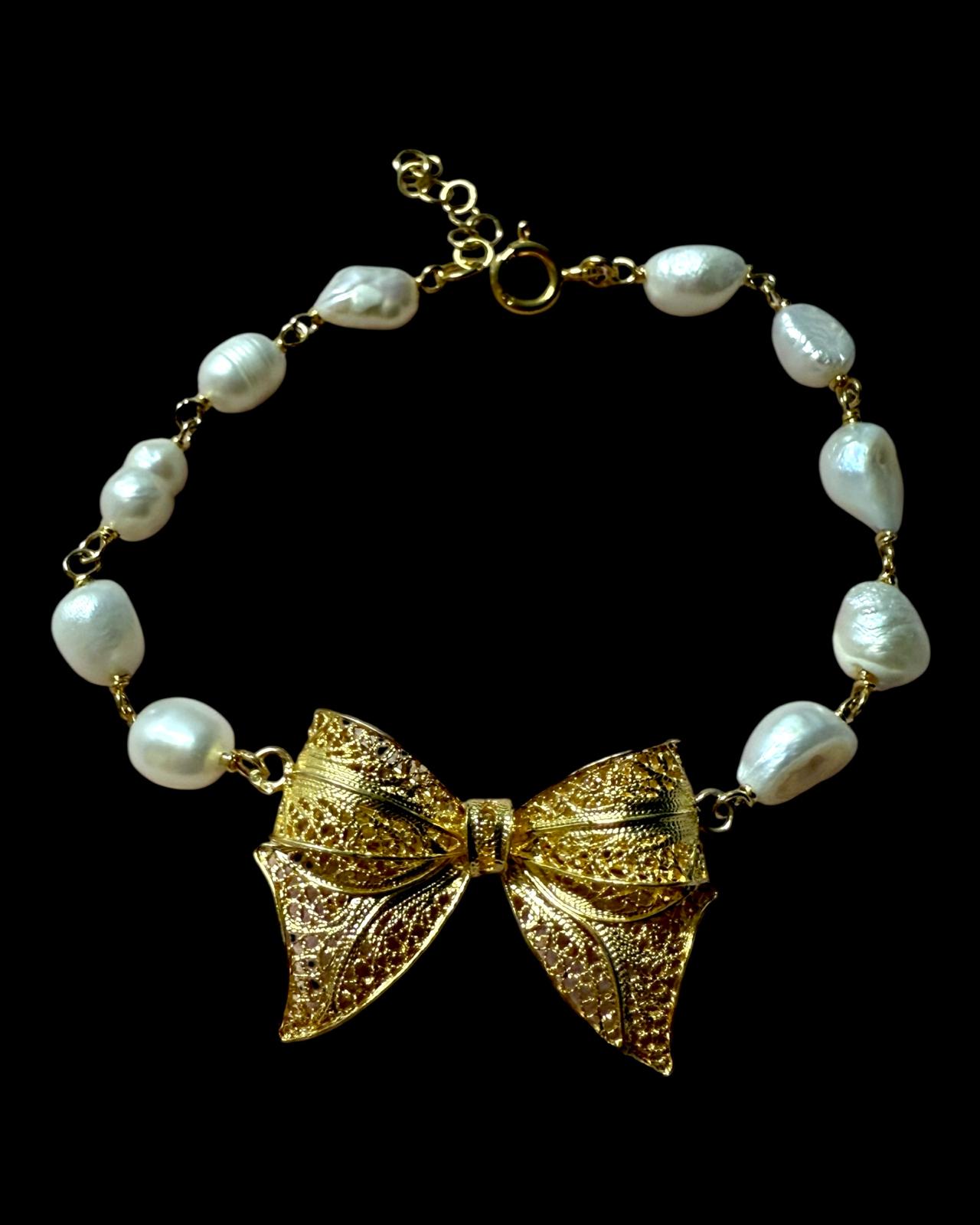 Pulseira de Pérolas com Laço em Prata Dourada