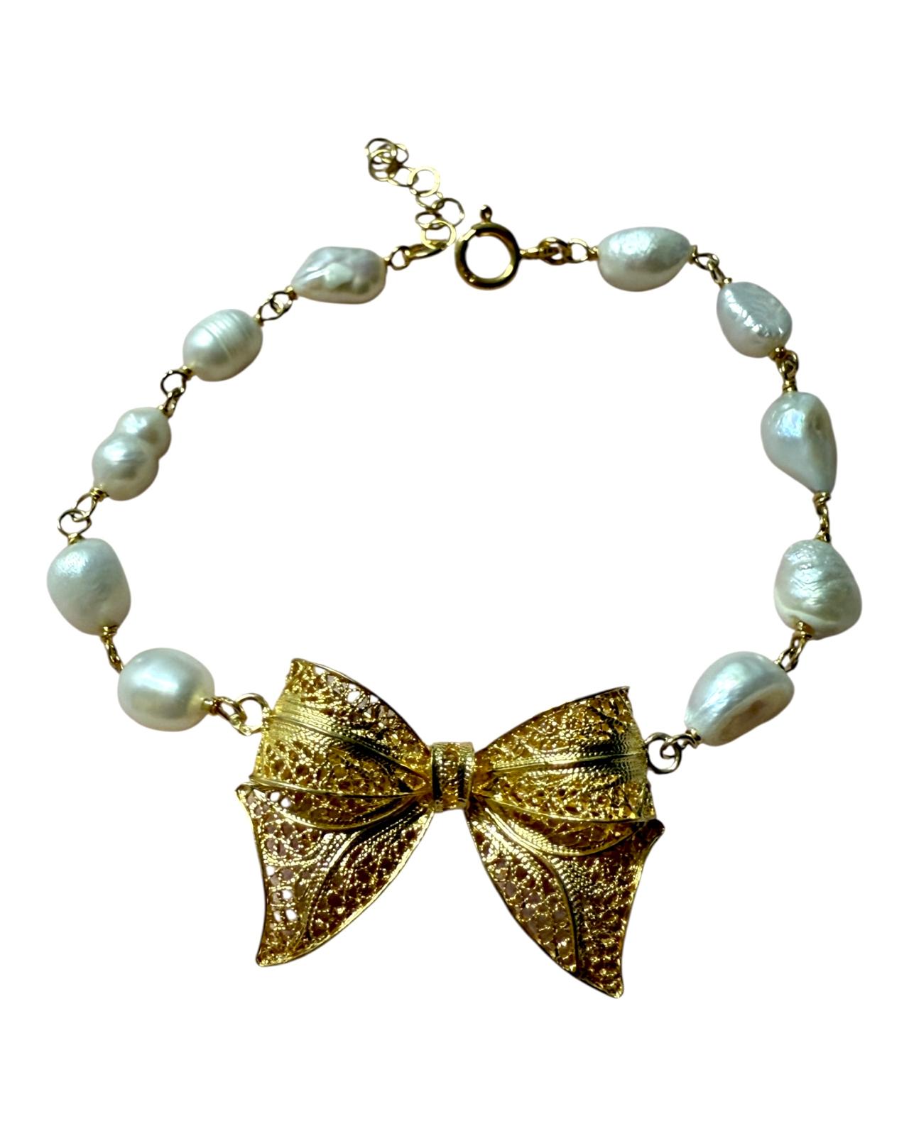 Pulseira de Pérolas com Laço em Prata Dourada