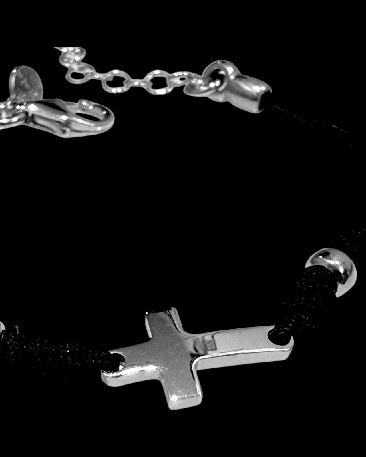 Pulseira em Prata com Cruz e Fio Preto