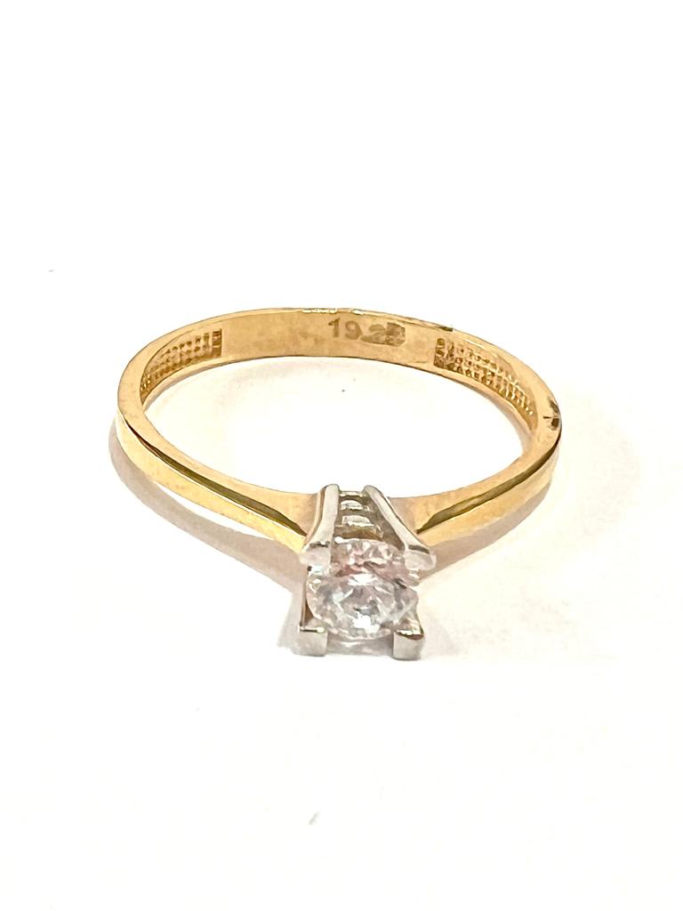 Solitaire engagement ring in white and yellow gold