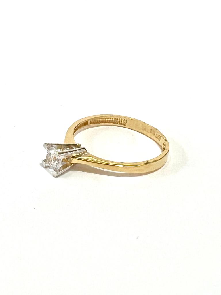 Solitaire engagement ring in white and yellow gold