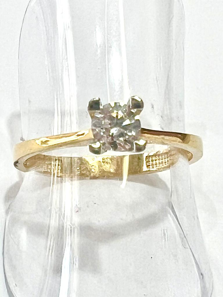 Solitaire engagement ring in white and yellow gold