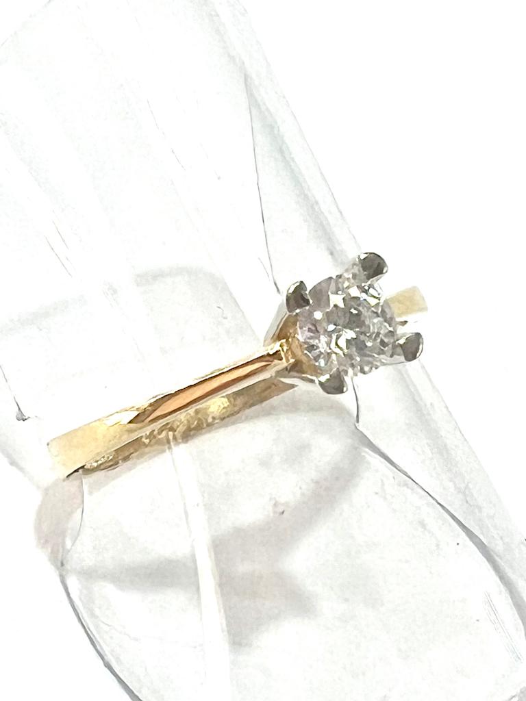 Solitaire engagement ring in white and yellow gold