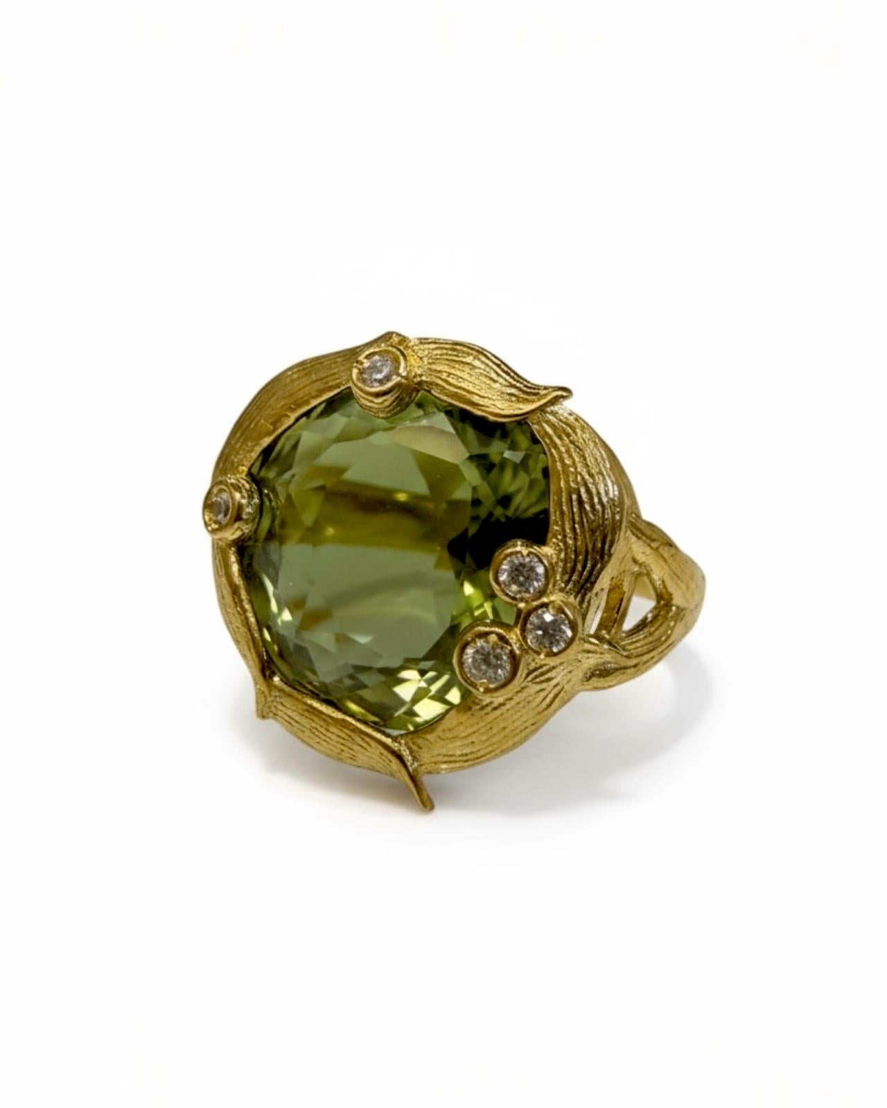 Anel Verde em Prata Dourada