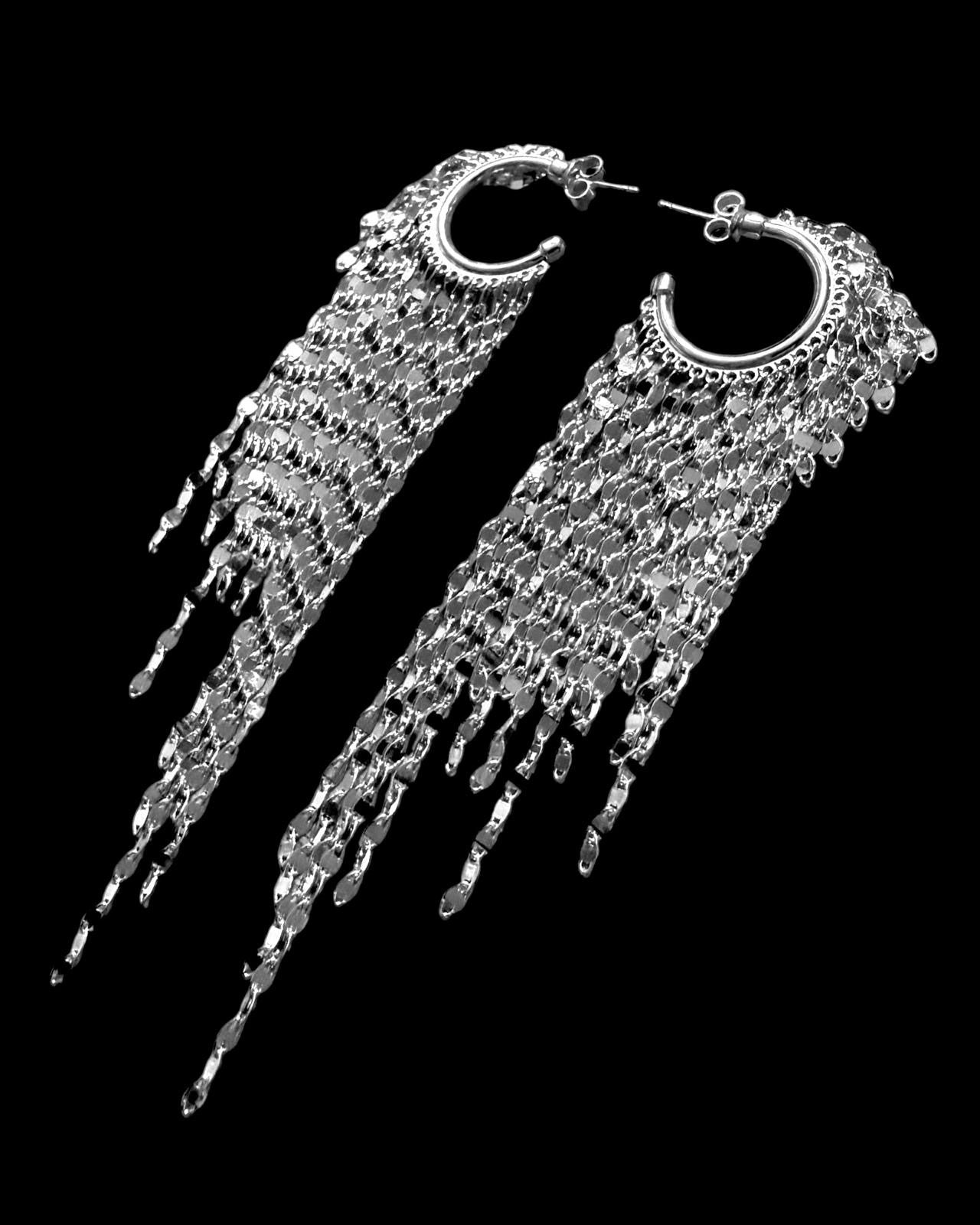 Argolas de Festa em Prata, com efeito degrade, design elegante e sofisticado, feitas em prata branca.