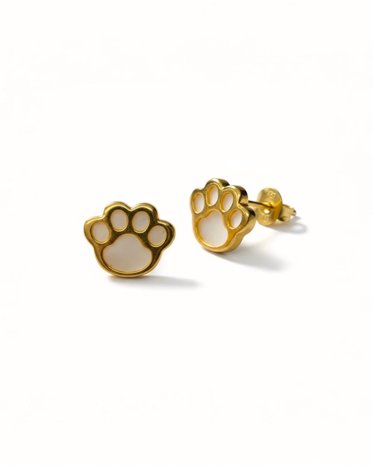 Paw print earrings with mother-of-pearl in gold-plated silver.
