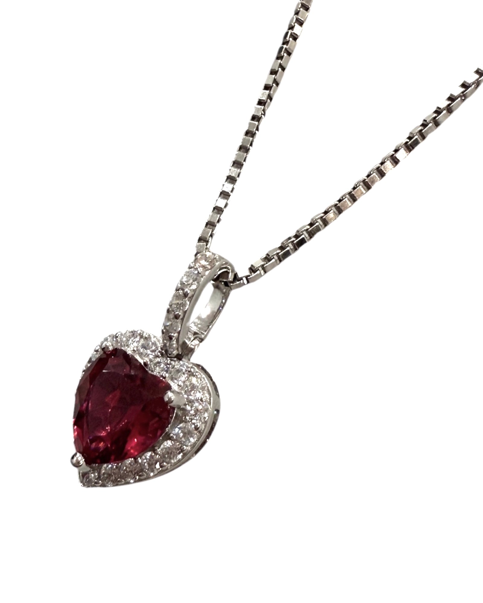 Colar Coração Vermelho em Prata, design clássico e elegante, feito em prata de alta qualidade.