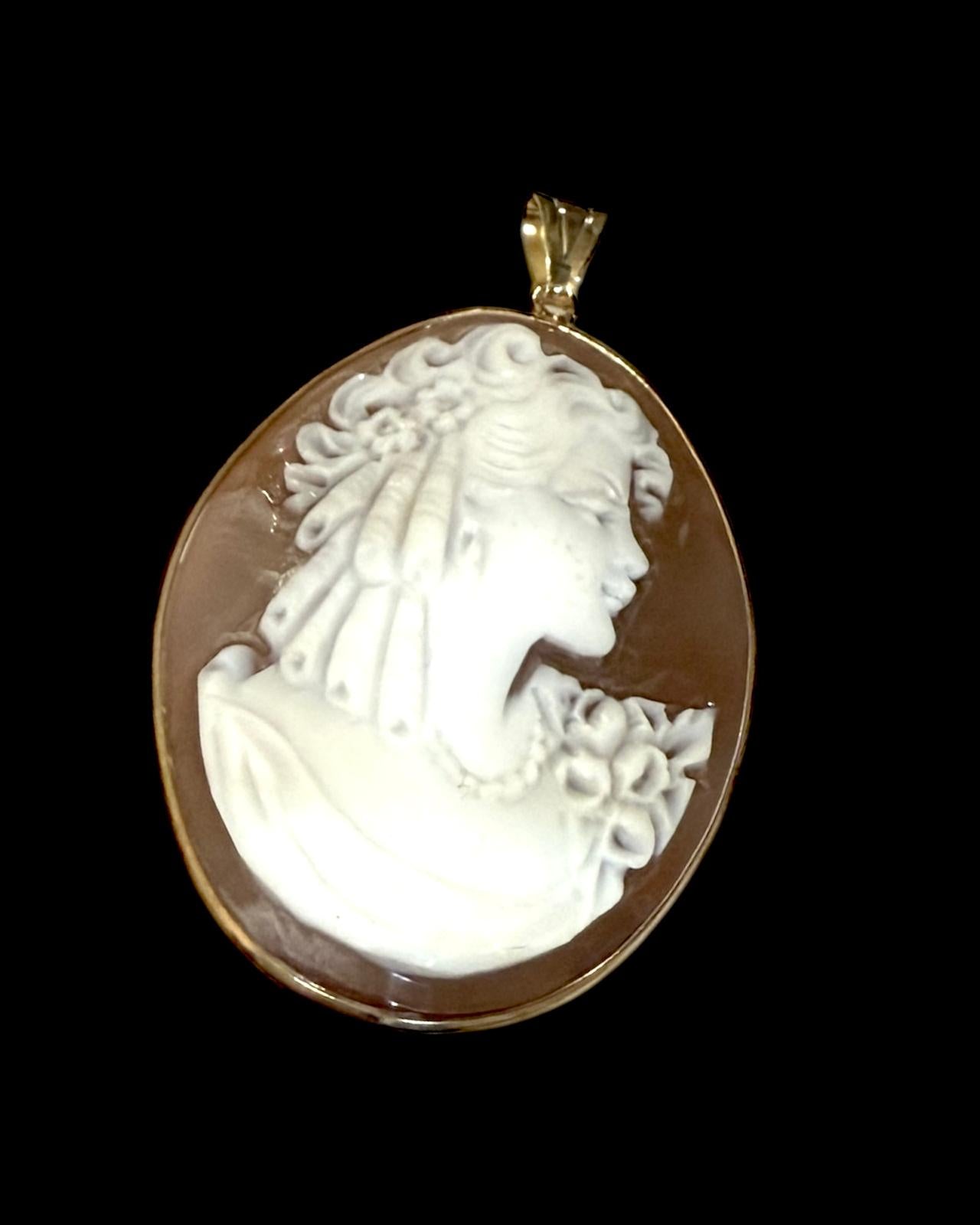 Medalha Camafeu em Prata Dourada
