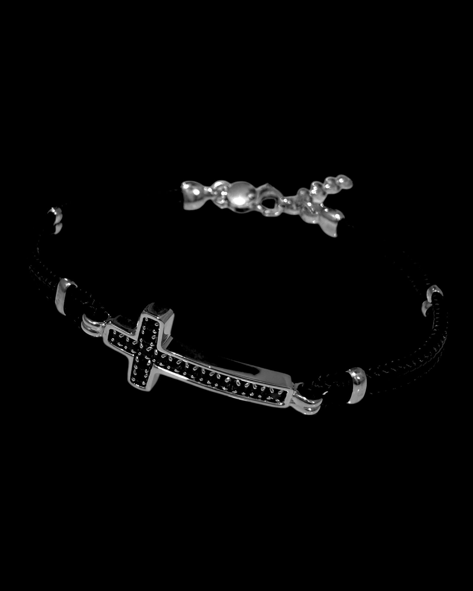 Pulseira com Cruz Pedras Pretas em Prata