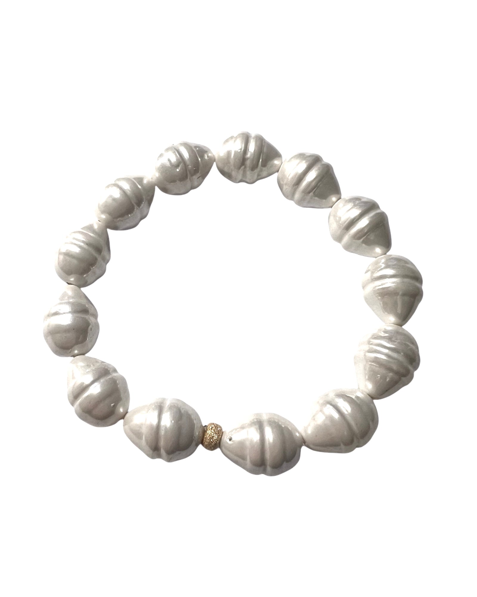 Pulseira com Pérolas em Prata Dourada, design elegante com pérolas e prata dourada.