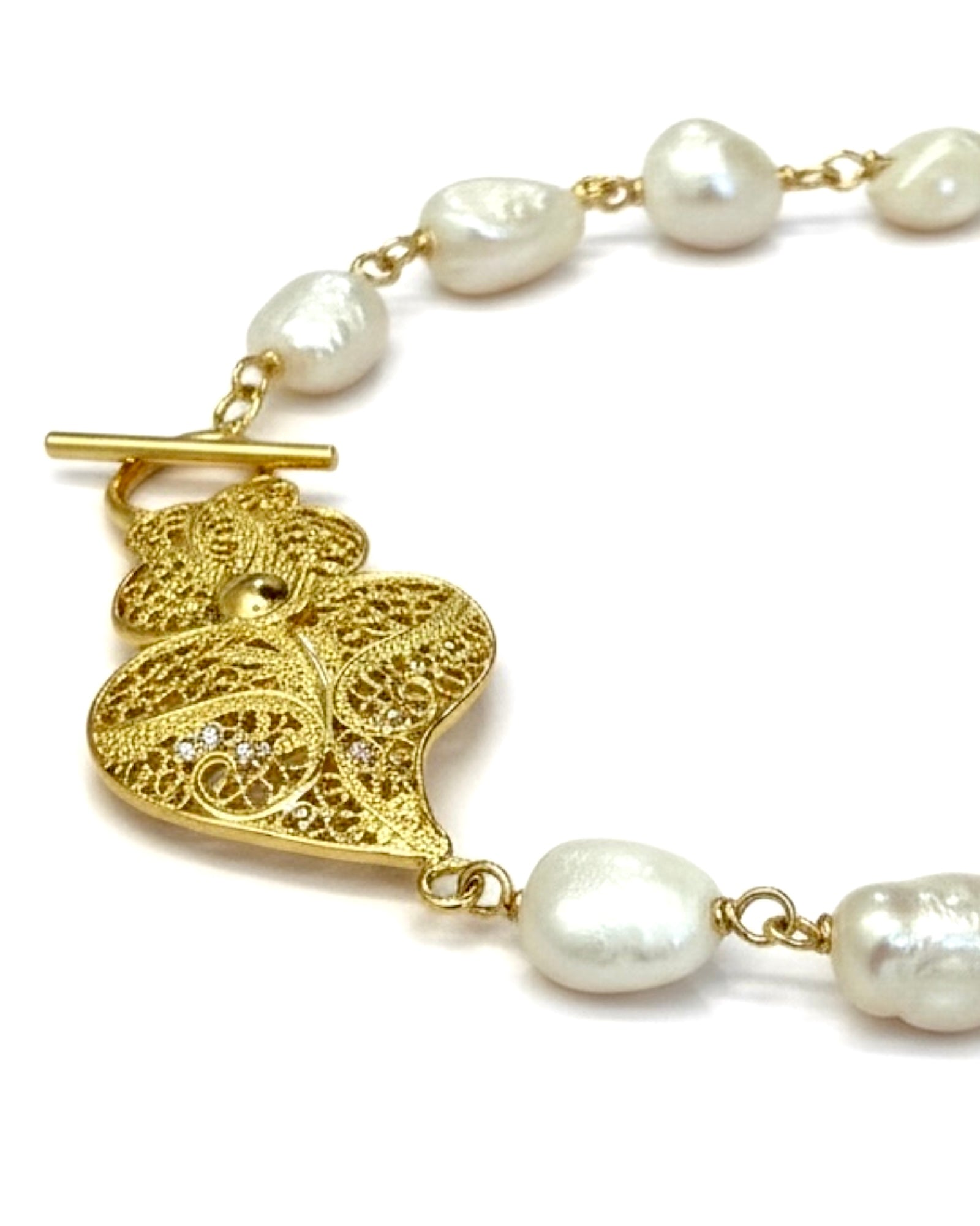 Pearl bracelet with silver bow.