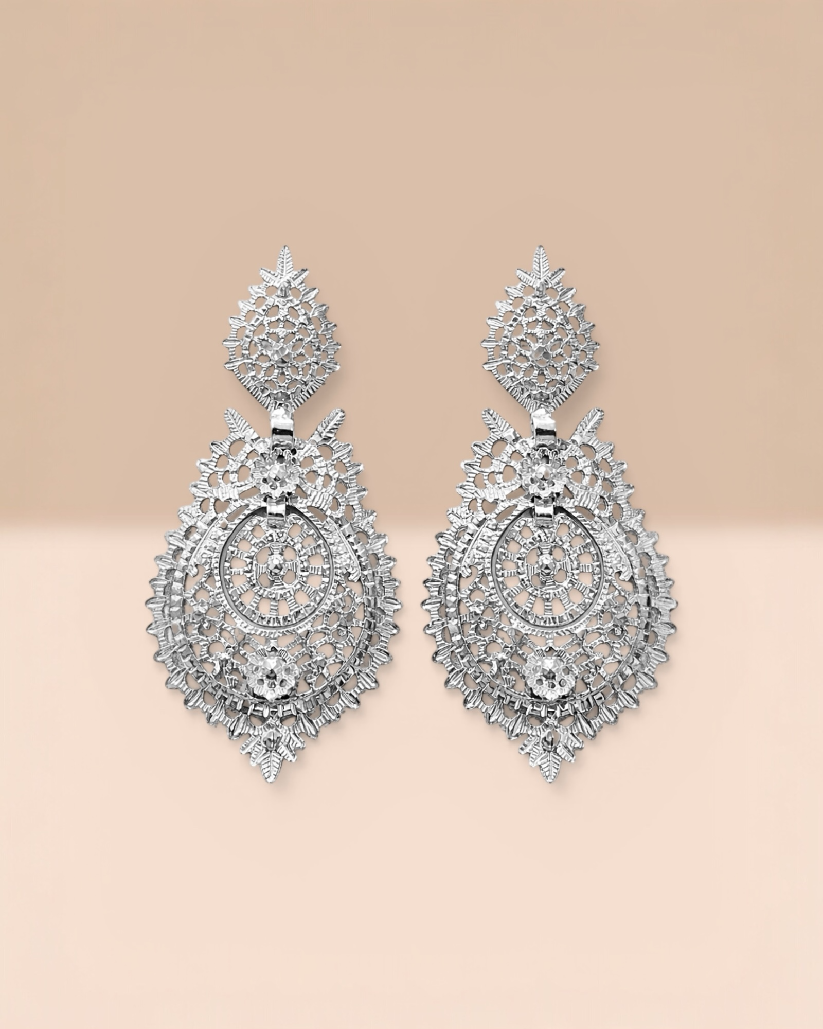Queen-style earrings in silver.