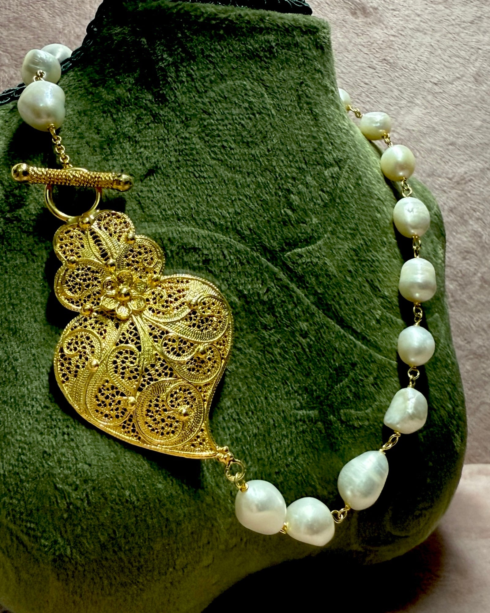 Pearl necklace with a Viana heart in gold-plated silver.