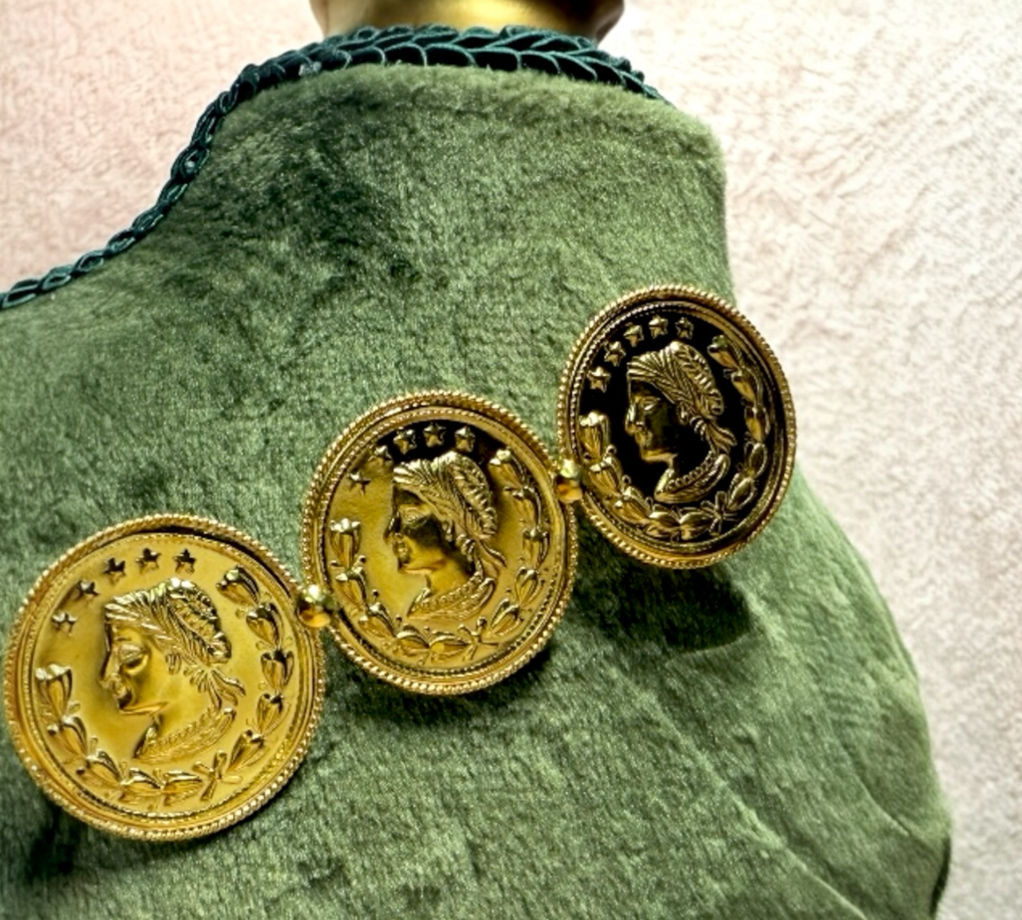 Alfinete com Moedas em Prata Dourada