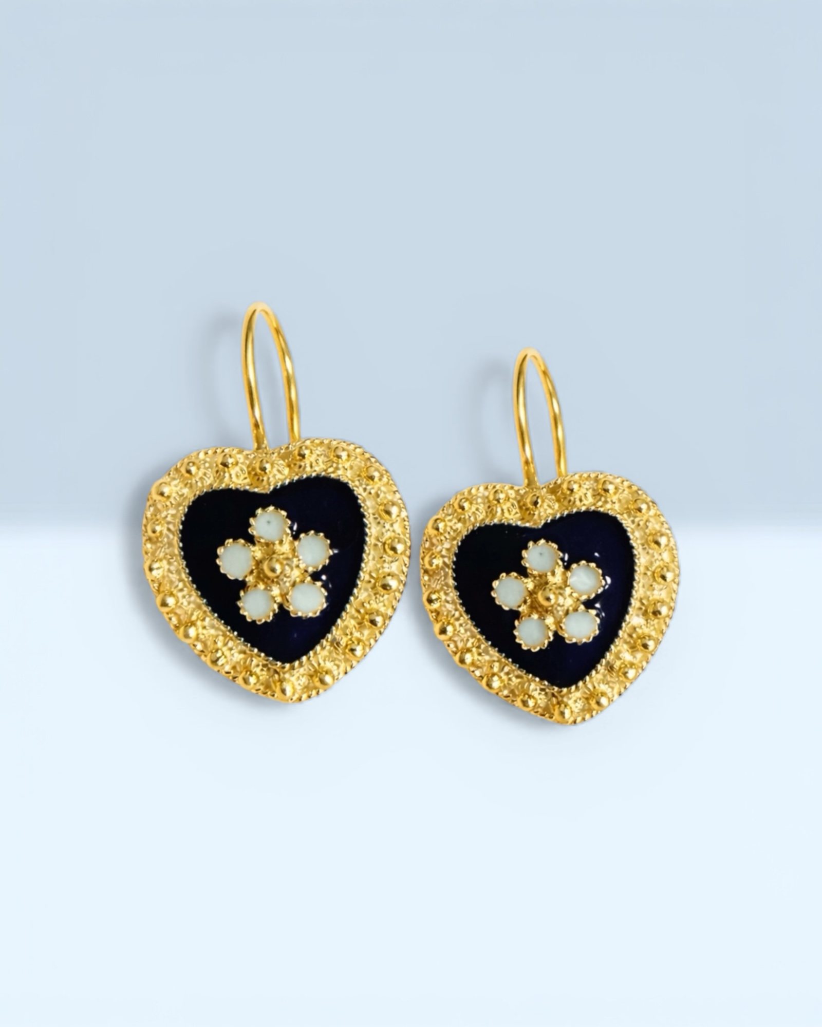 Brincos Tradicionais Coração Caramujo em Prata Dourada 925% com Esmalte Azul