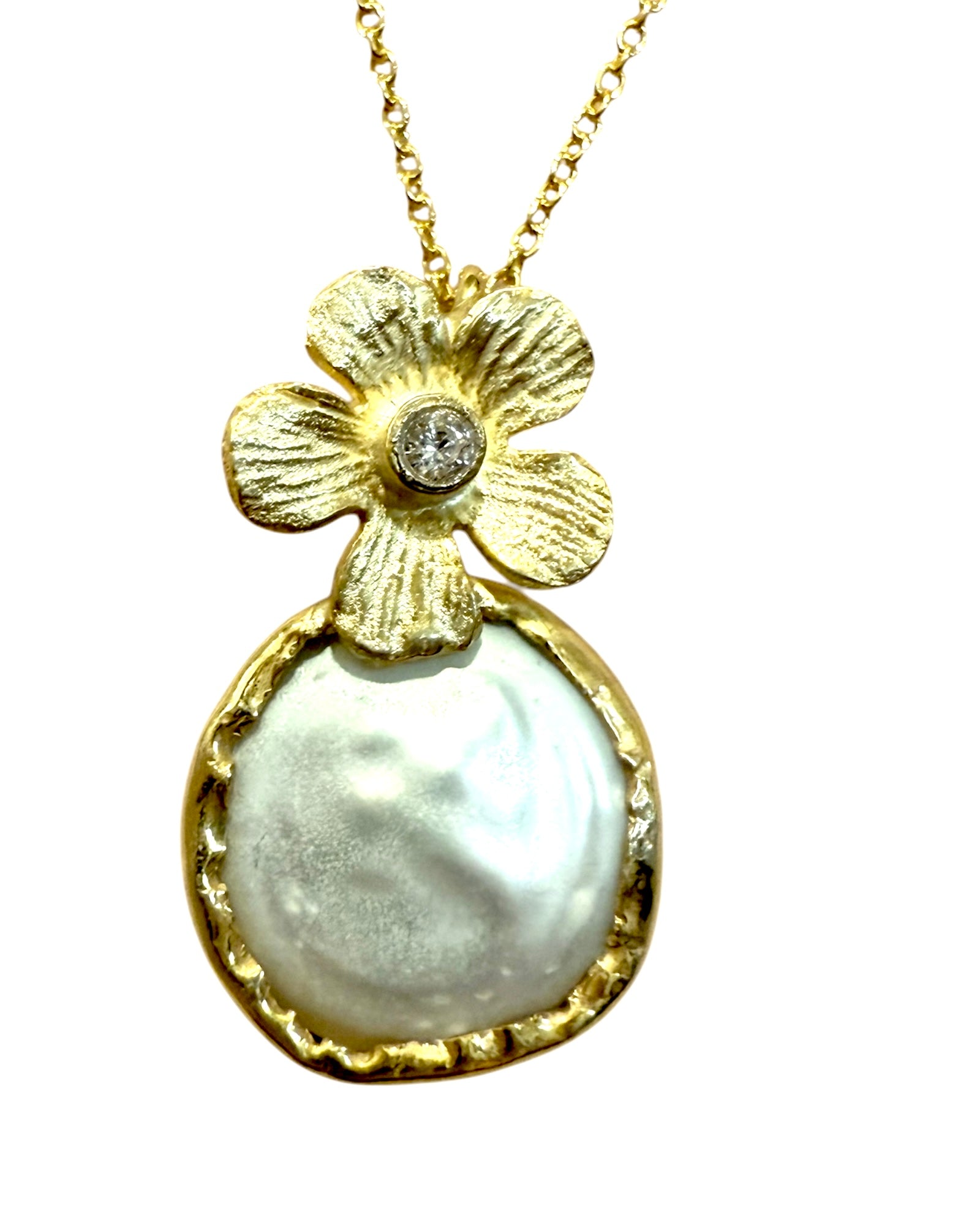 Colar em Prata Dourada com Flor e Madrepérola