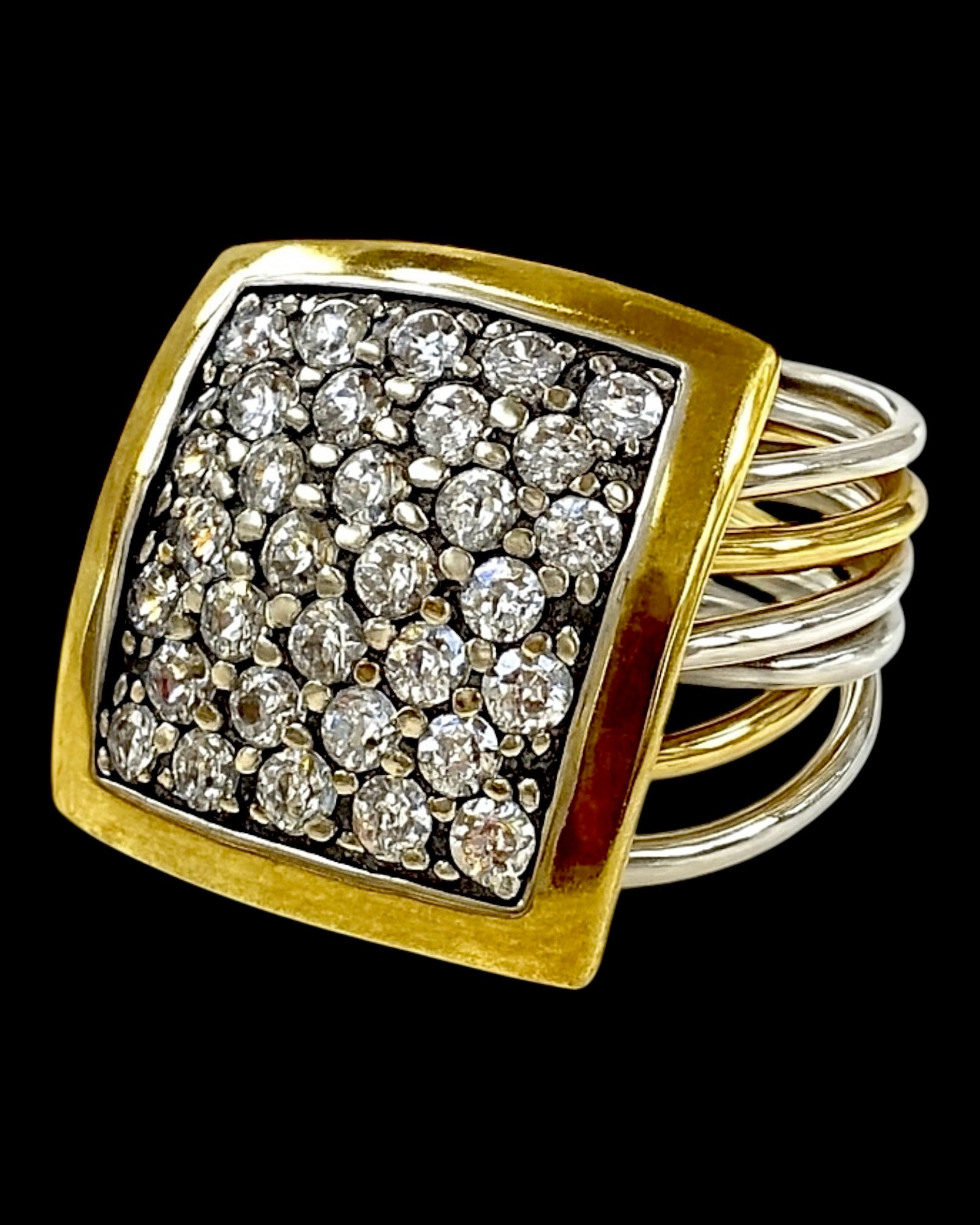 Sophisticated ring in silver and gold