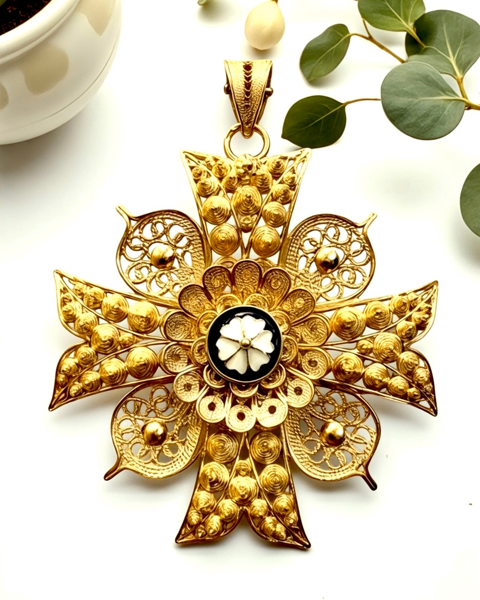 Medalha Cruz de Malta de Filigrana em Prata Dourada com Esmalte Azul e Branco