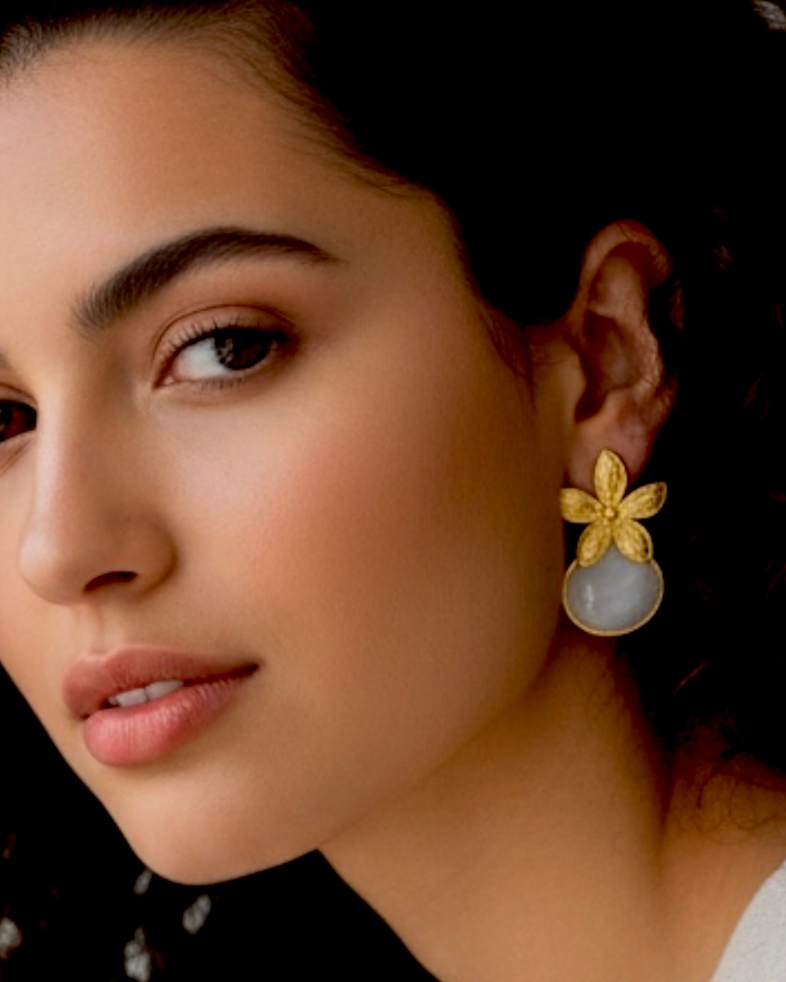 Flower Earrings with Black Stone in Gold-Plated Silver