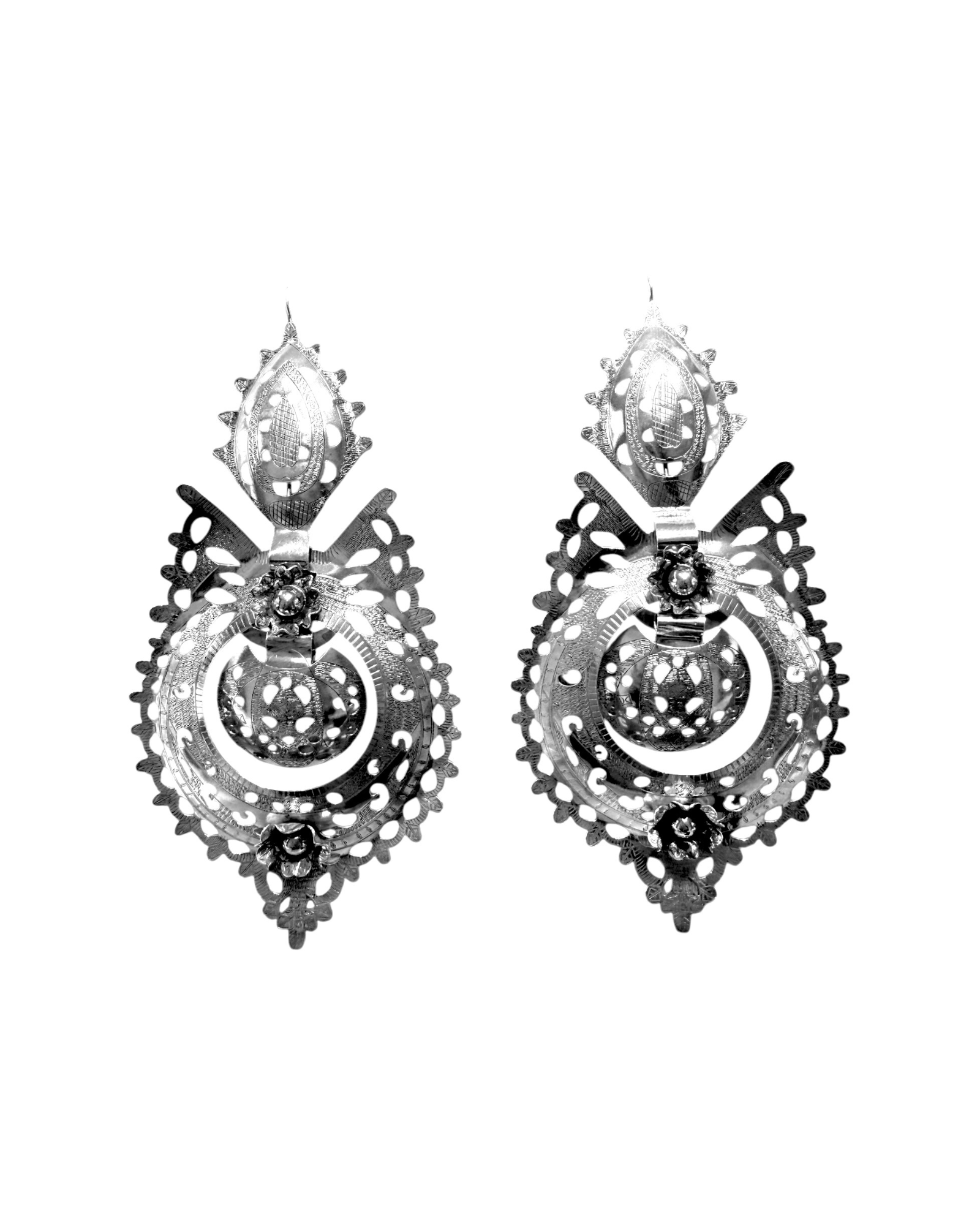 Brincos à Rainha Casca de Ovo em Prata Branca 925%, design tradicional com um toque moderno, leves e confortáveis.