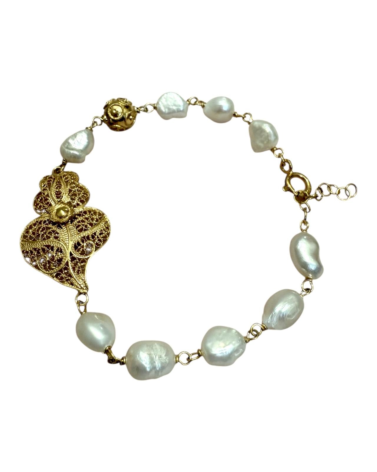 Pulseira Coração com Pérolas Brancas em Prata Dourada