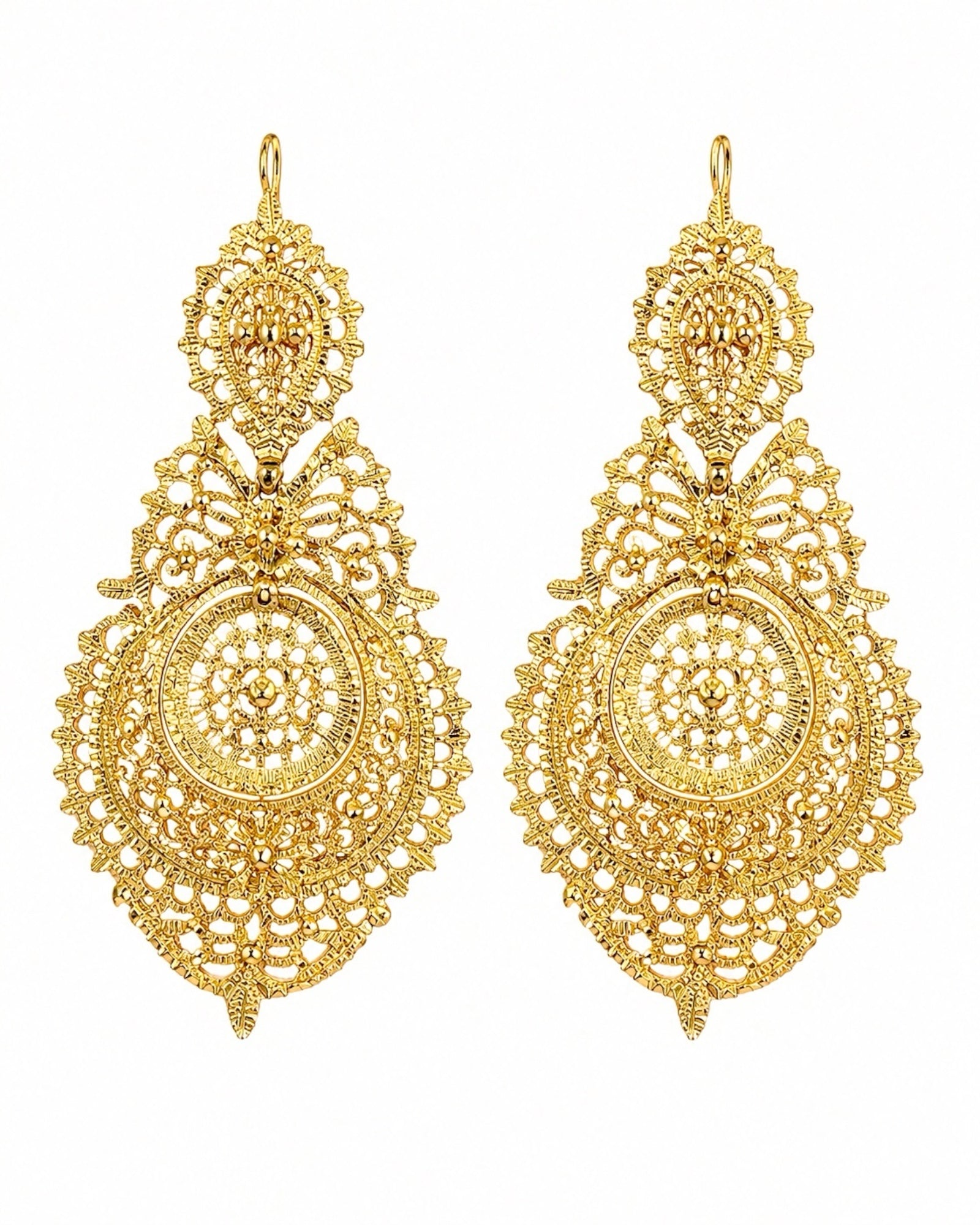 Queen-style earrings in gold-plated silver.
