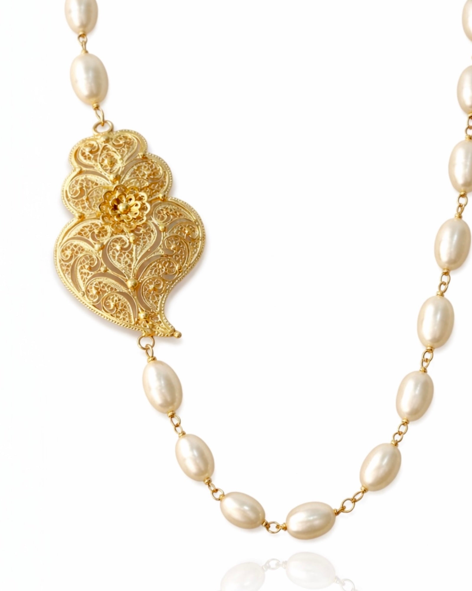 Viana Heart Necklace with Pearls in Gold-Plated Silver