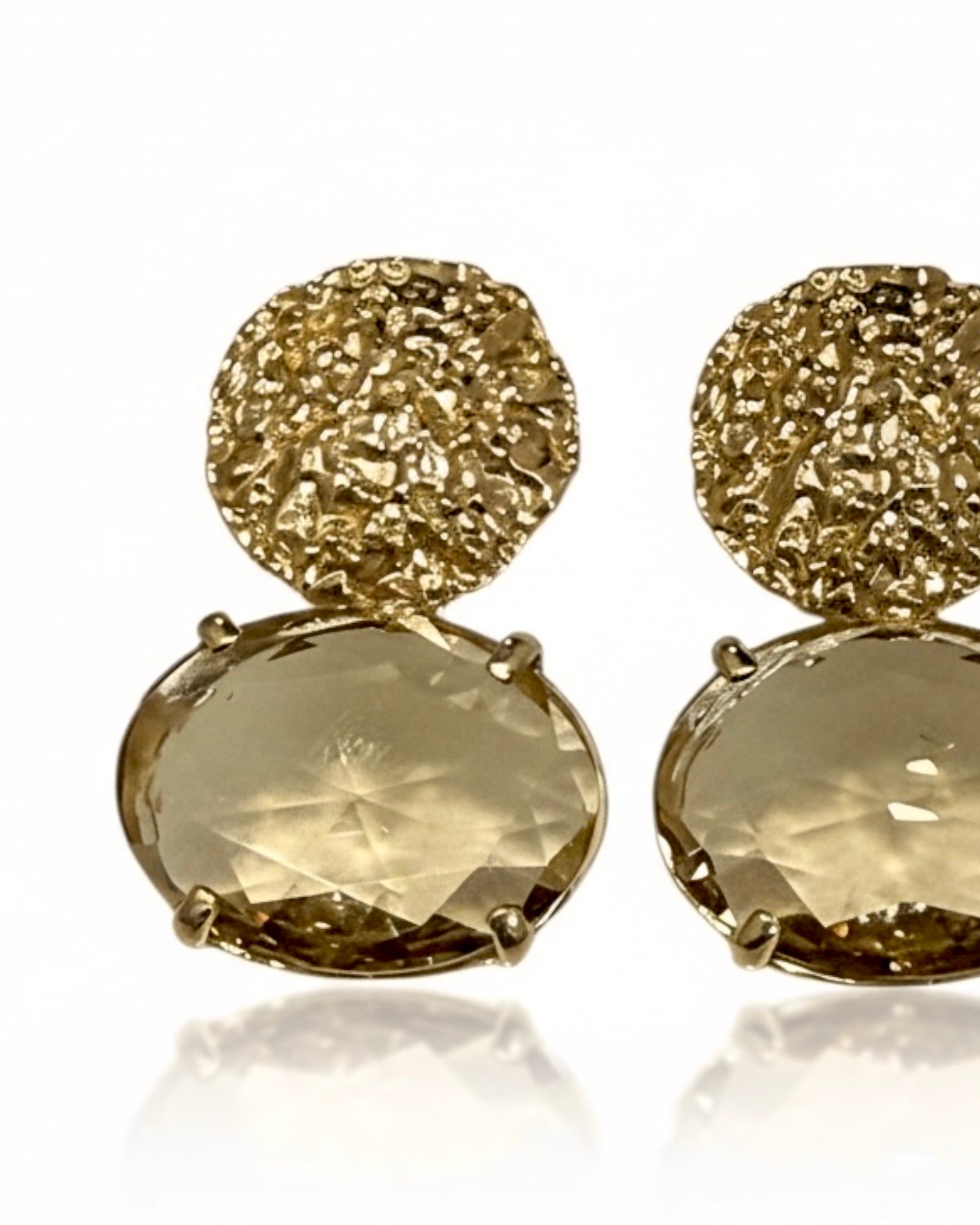 Brincos com Cor Camel  em Prata Dourada