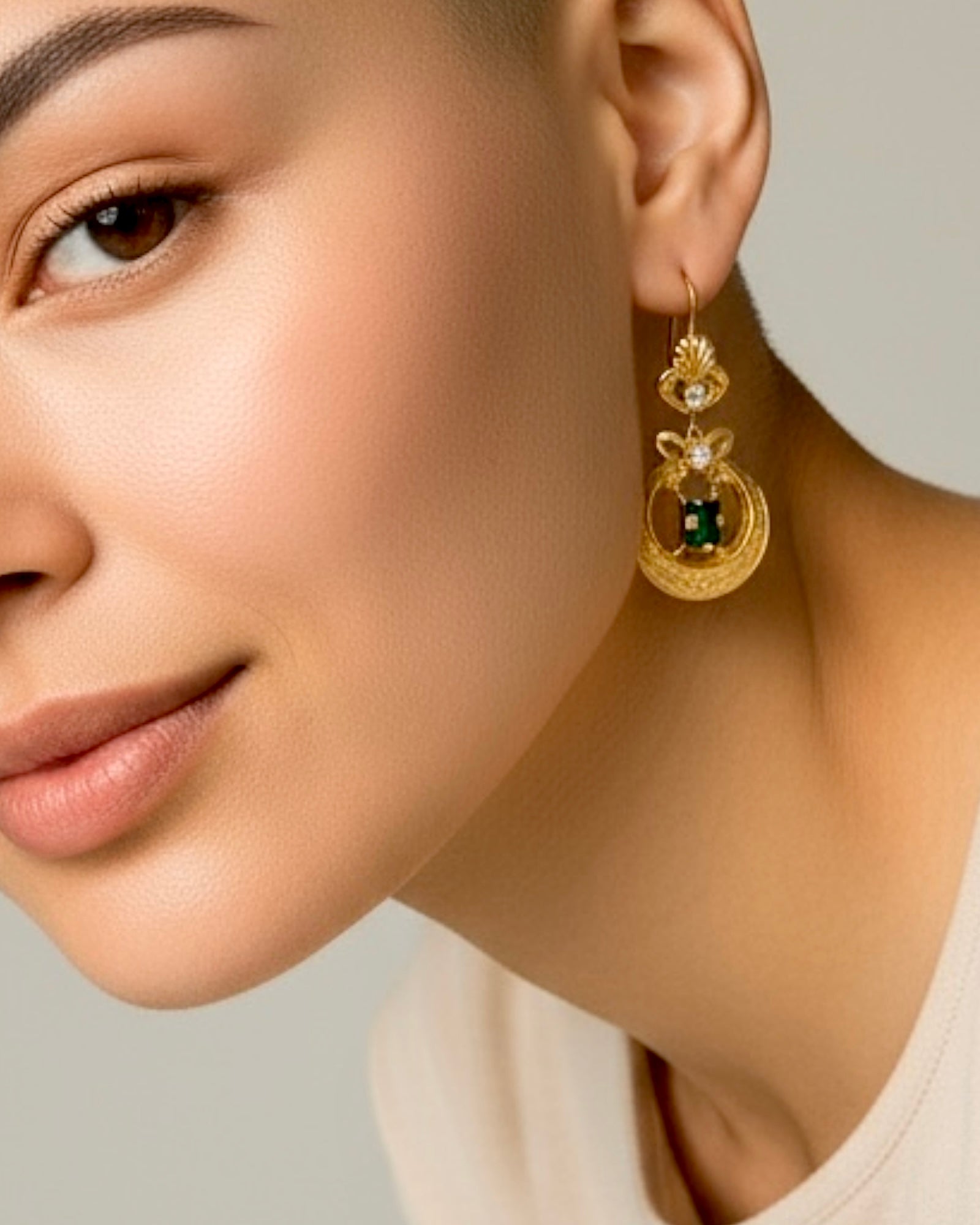 Brincos Barrocos com Pedras Vermelhas em Prata Dourada