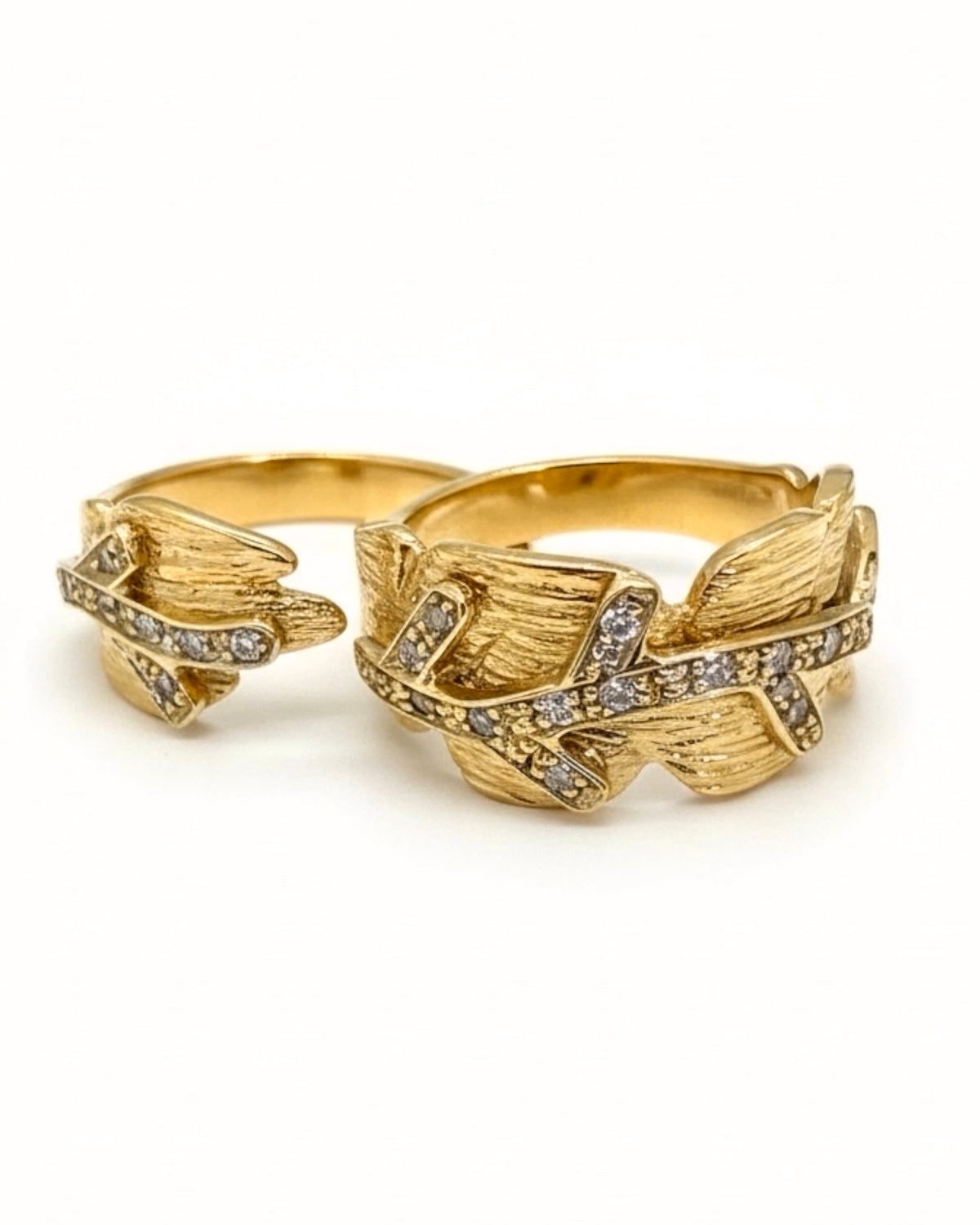 Heart-shaped ring with glitter in gold-plated silver.