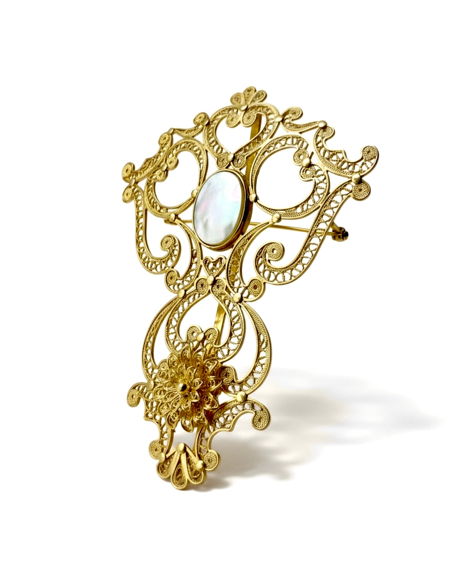 Medalha e Alfinete Laça em Prata Dourada e Madrepérola