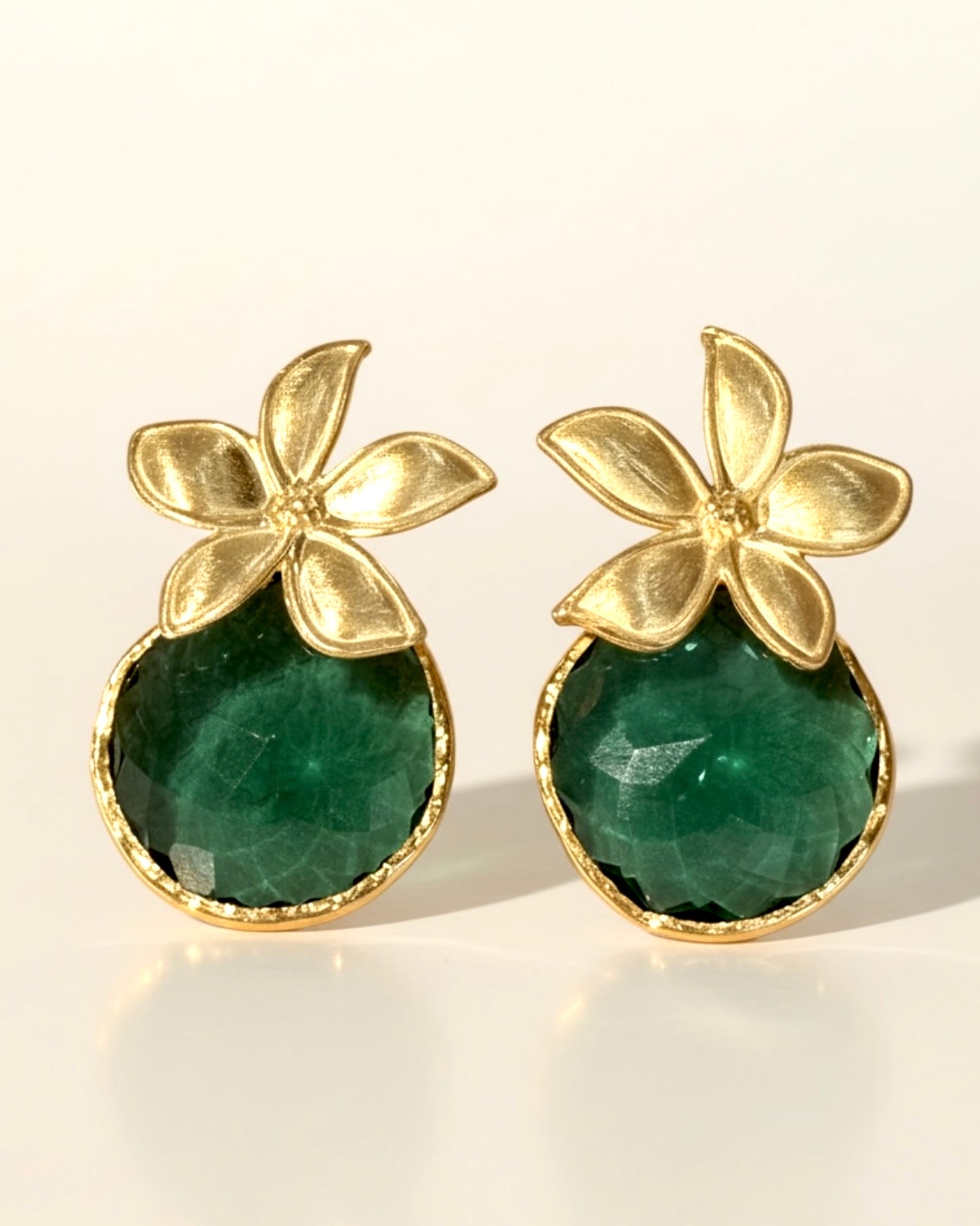 Brincos Flores com Pedra Verde em Prata Dourada