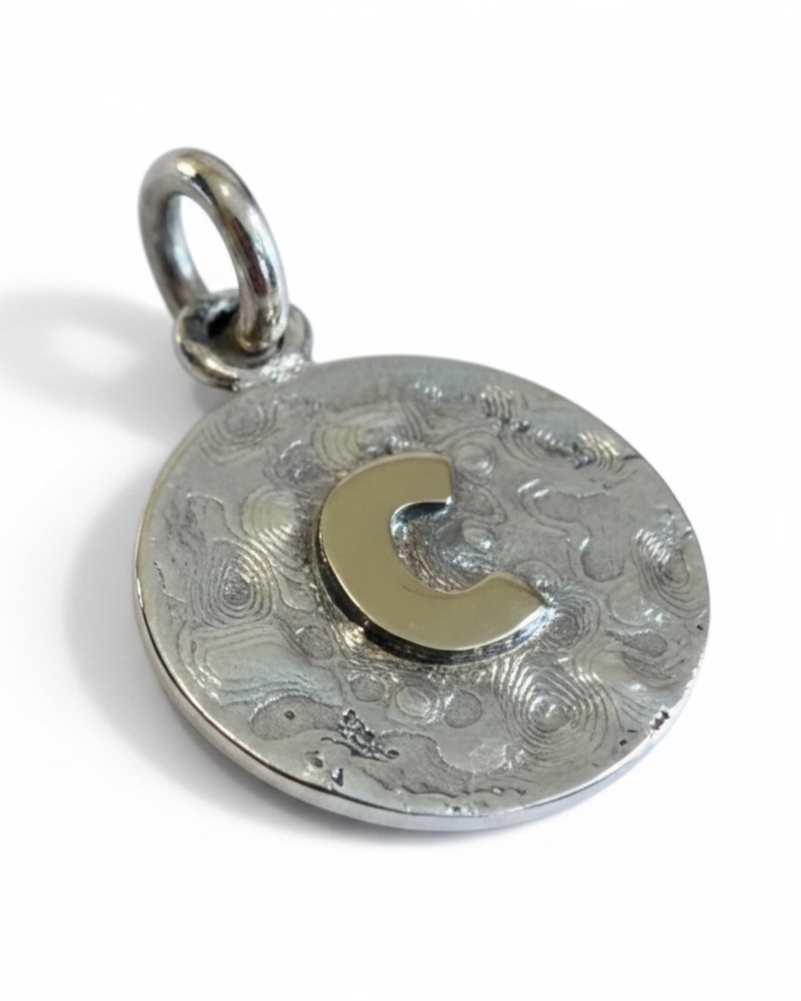 Medalha com Letra C em Prata e Ouro