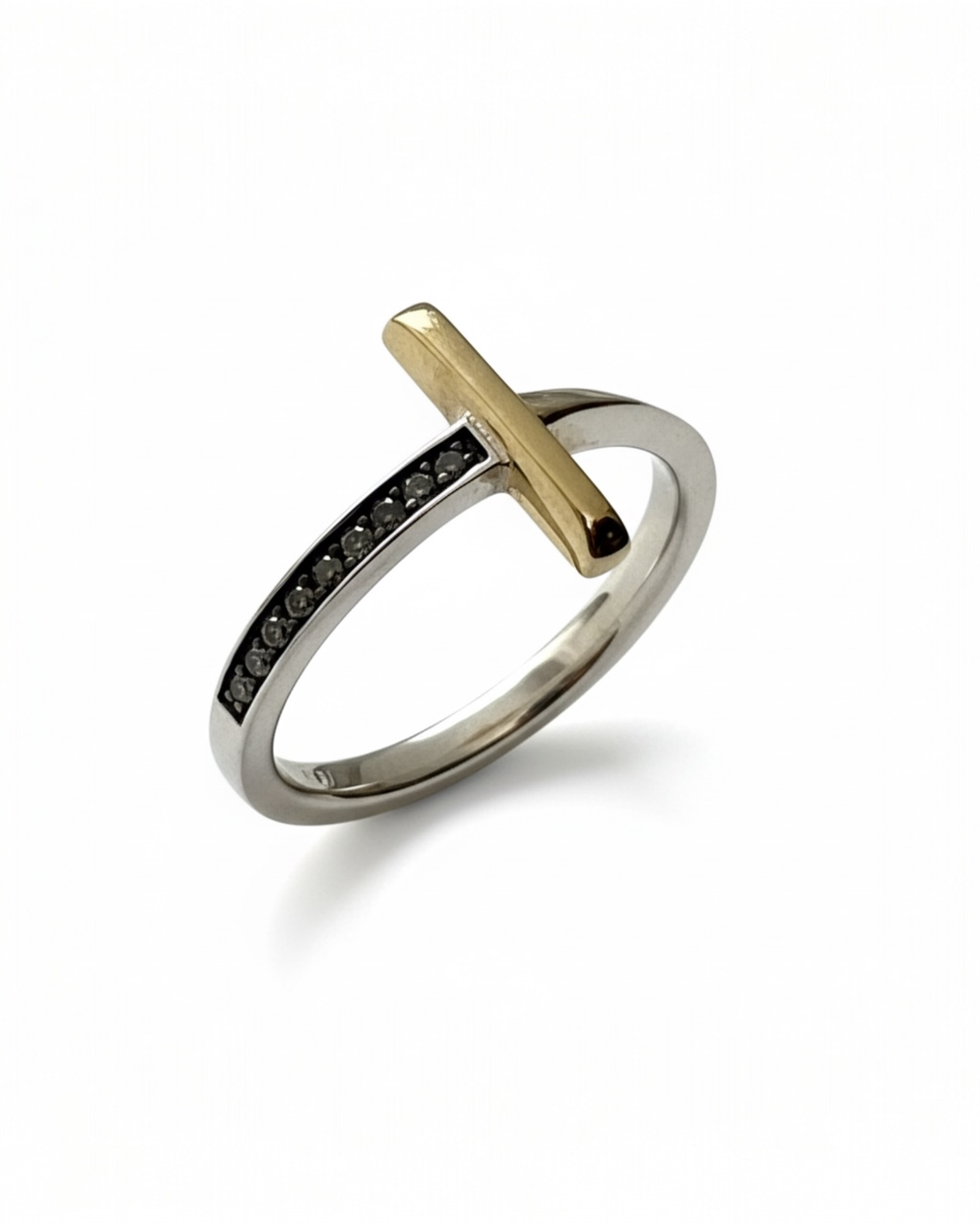 Cross ring in silver and gold.