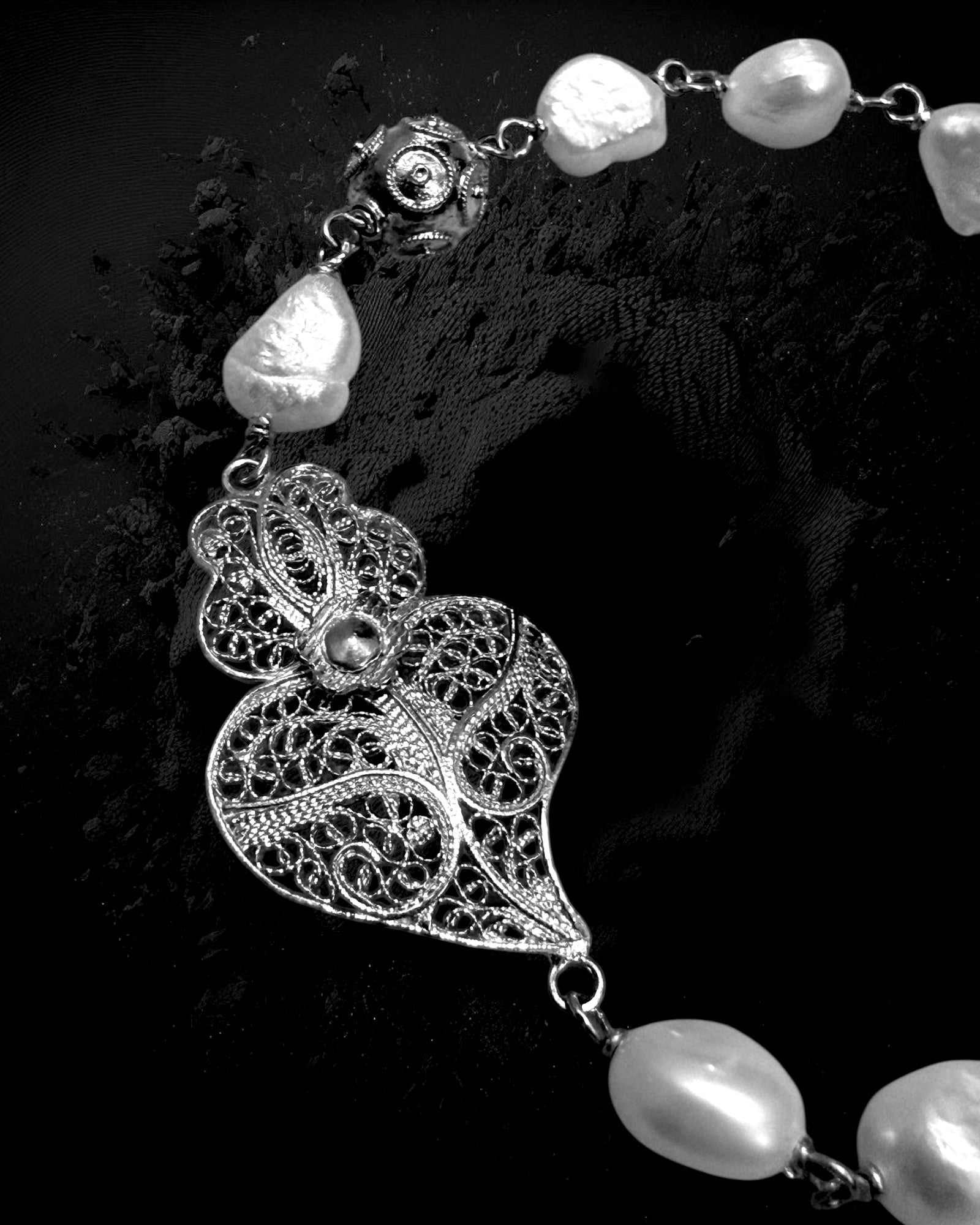 Pulseira de Pérolas com Coração de Viana