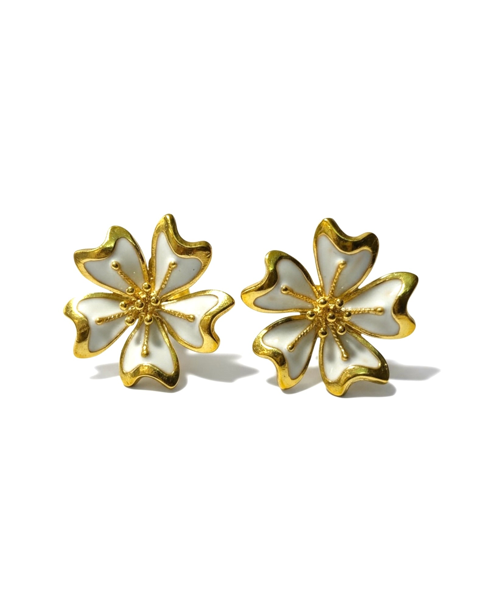 Brincos Flores com Esmalte Branco em Prata Dourada