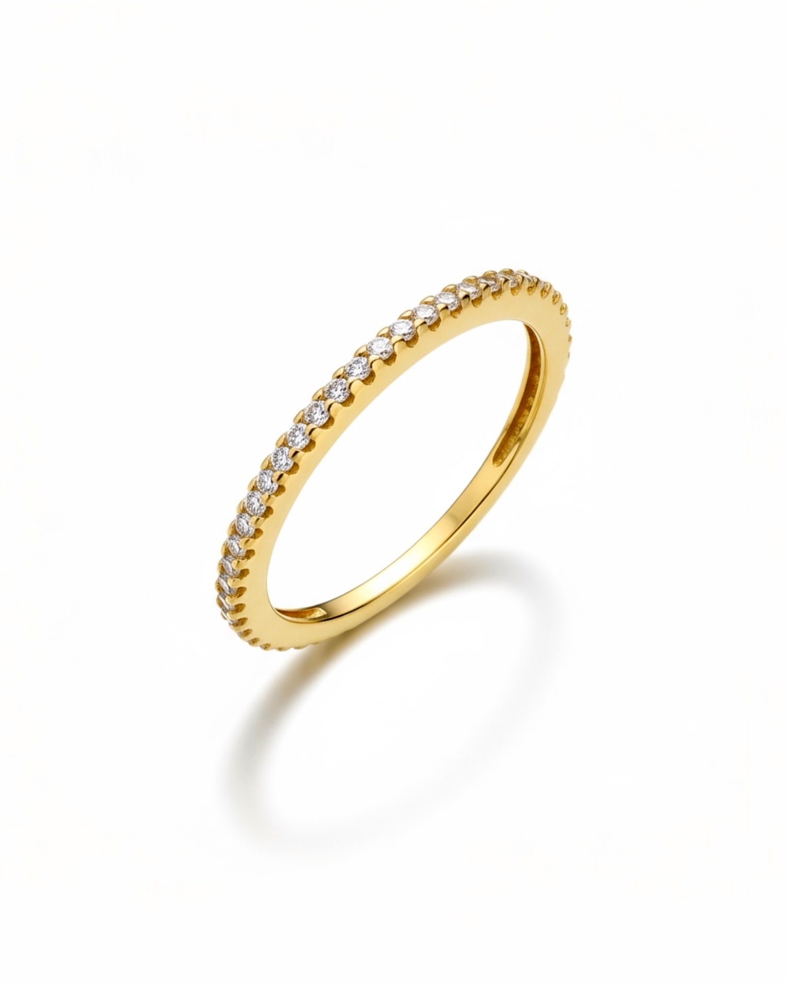 Thin, shiny ring in gold-plated silver.