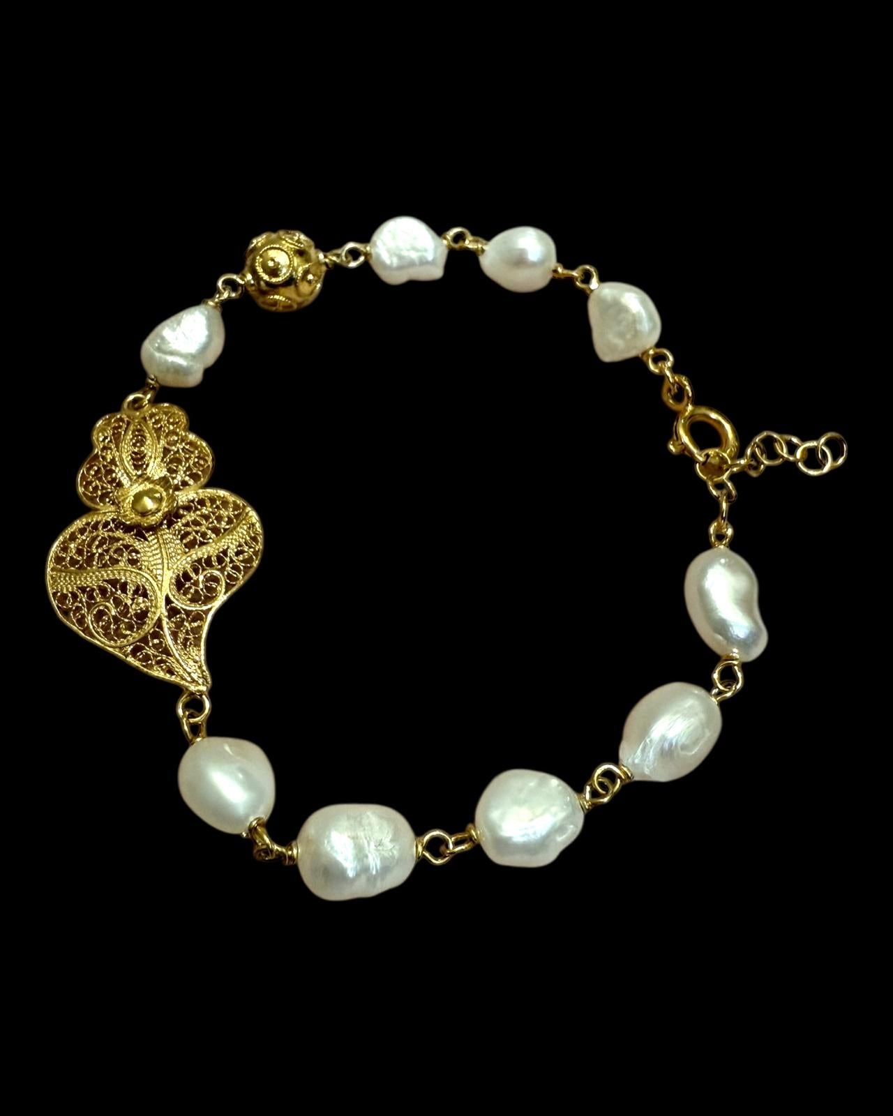Pulseira Coração com Pérolas Brancas em Prata Dourada