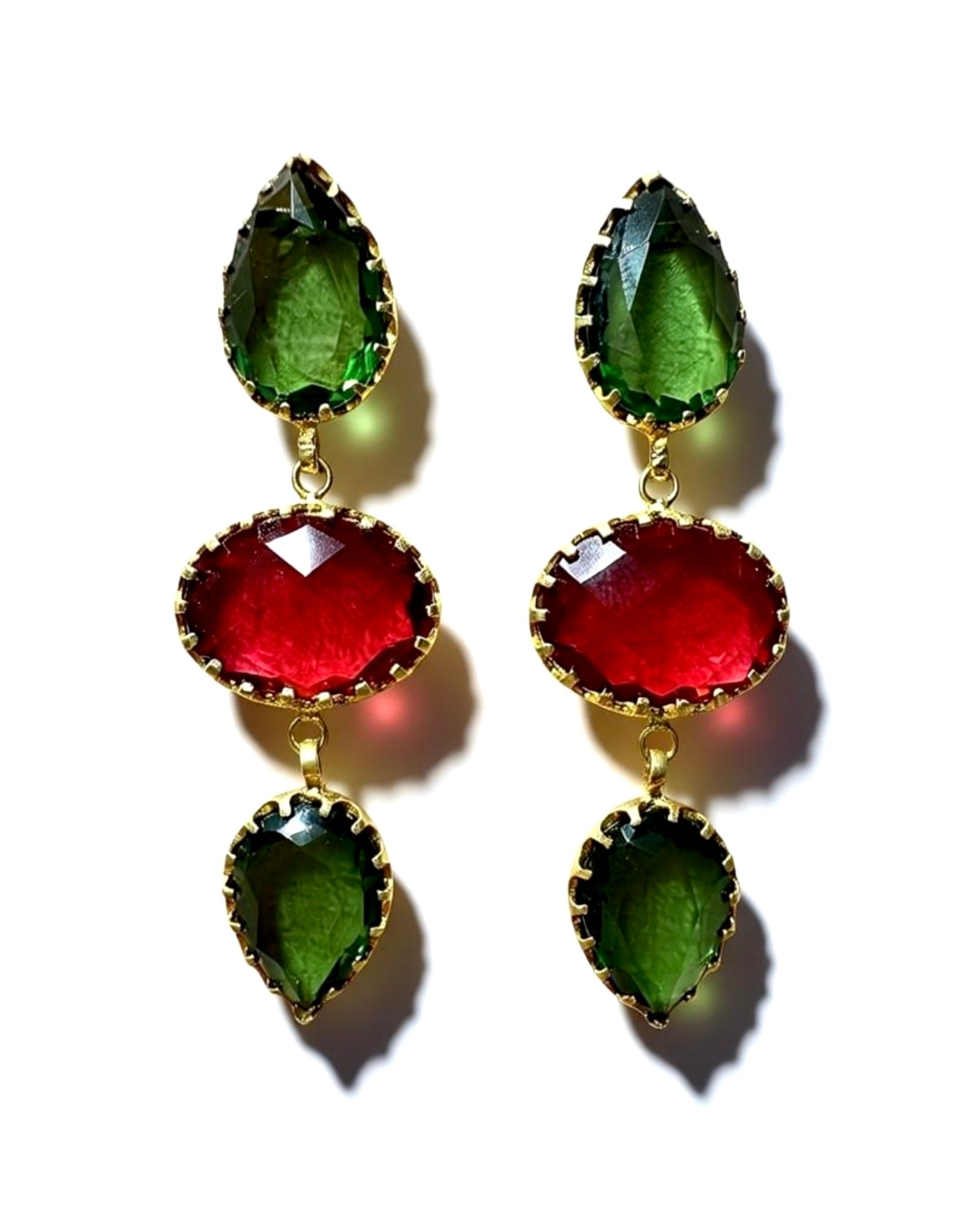 Brincos Gotas Verdes e Vermelhas em Prata Dourada