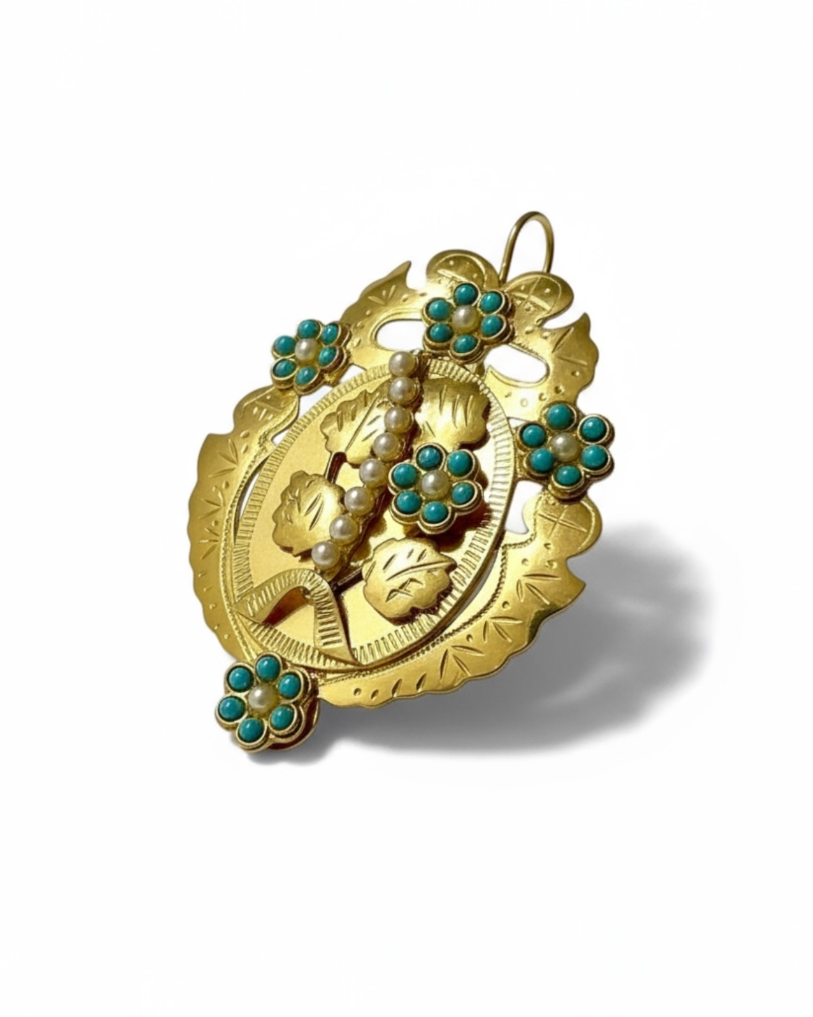 Filigree stud earrings in gilded silver.