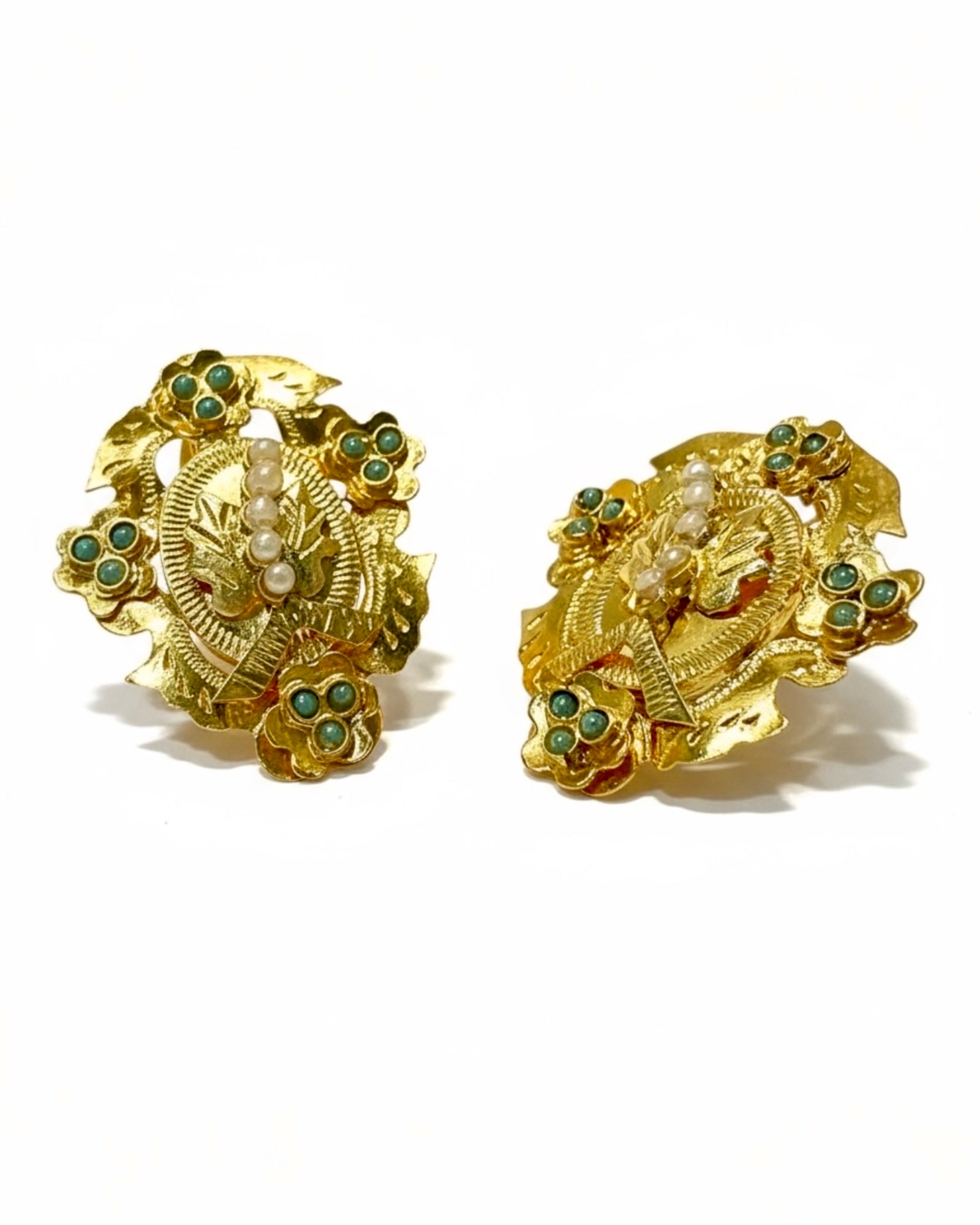 Filigree stud earrings in gilded silver.