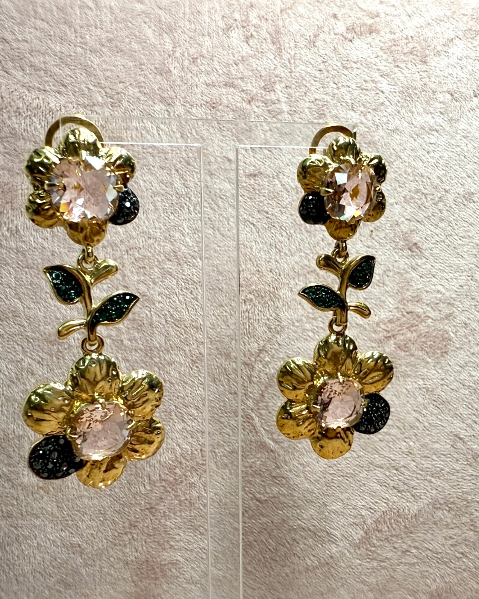 Brincos em Prata Dourada com Flor e Cristal