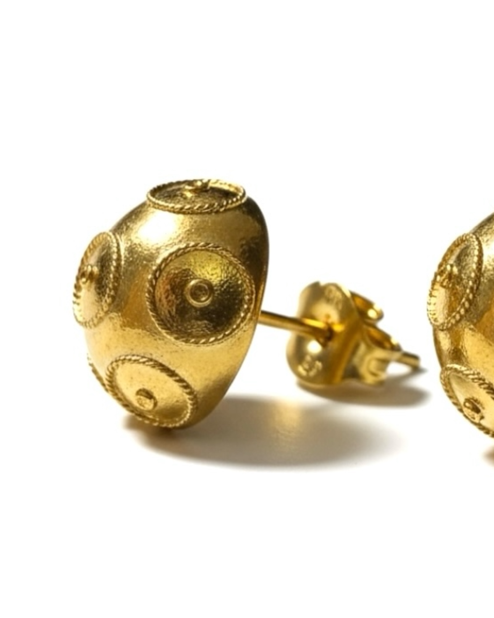 Half-bead earrings from Viana in gold-plated silver.