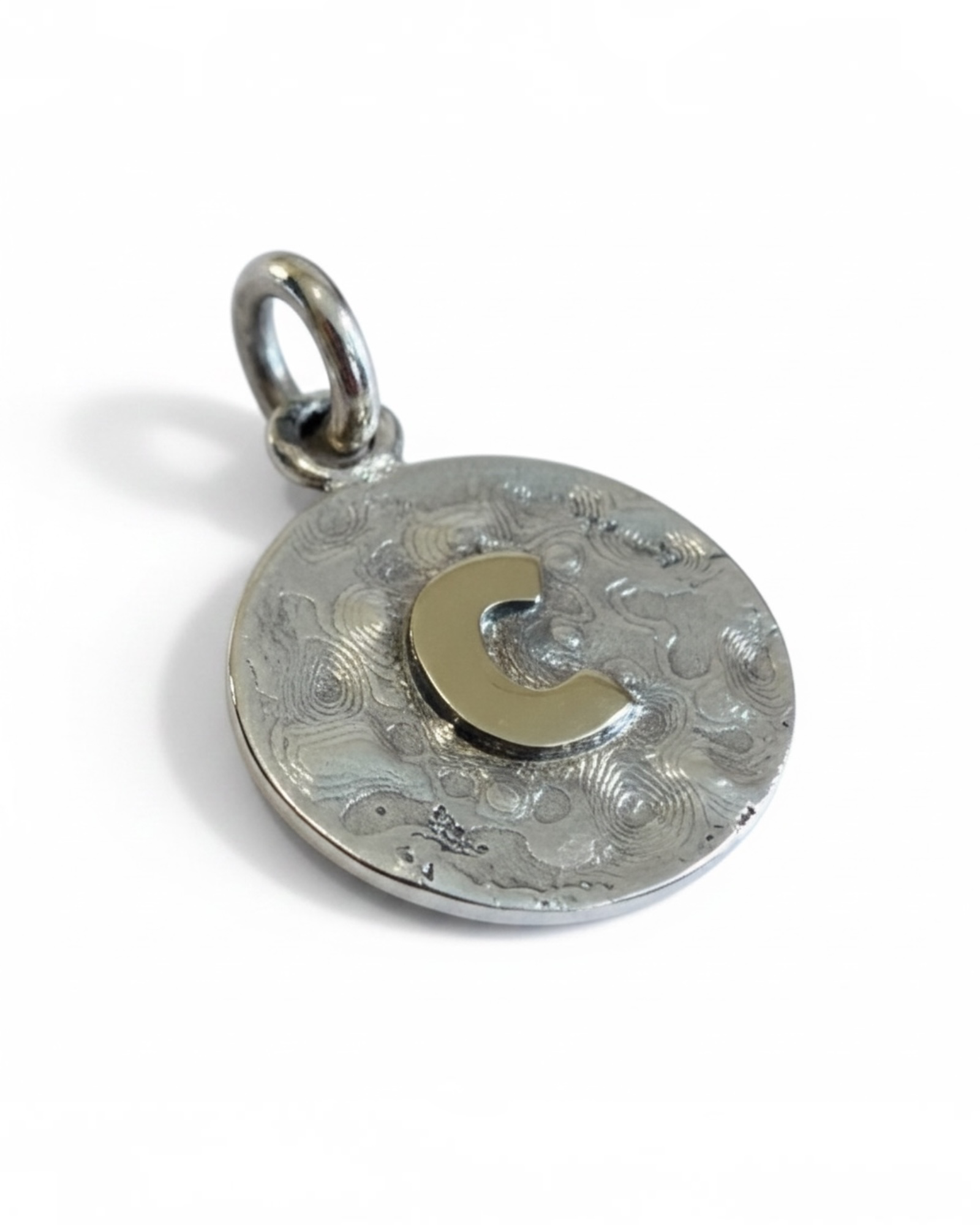 Medalha com Letra C em Prata e Ouro