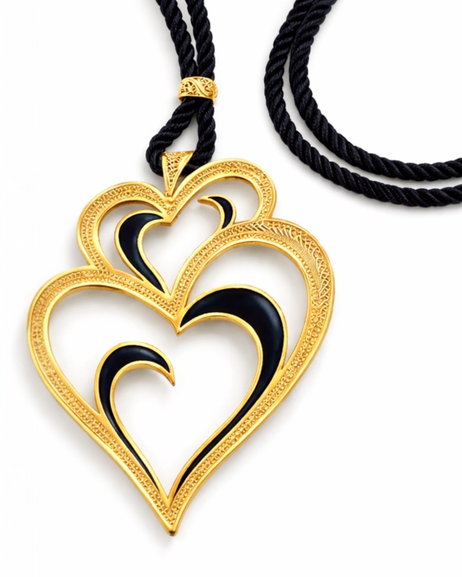 Colar Coração Viana é Amor Com Esmalte Preto em Prata Dourada