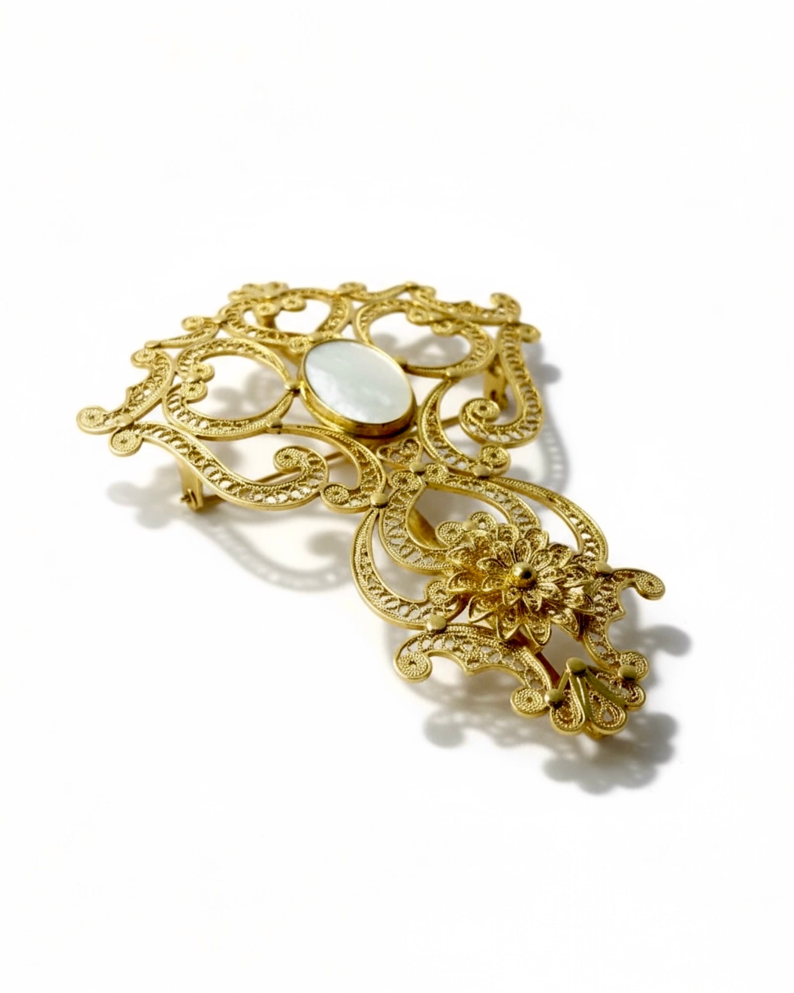 Medal and Ribbon Pin in Gold-Plated Silver and Mother-of-Pearl